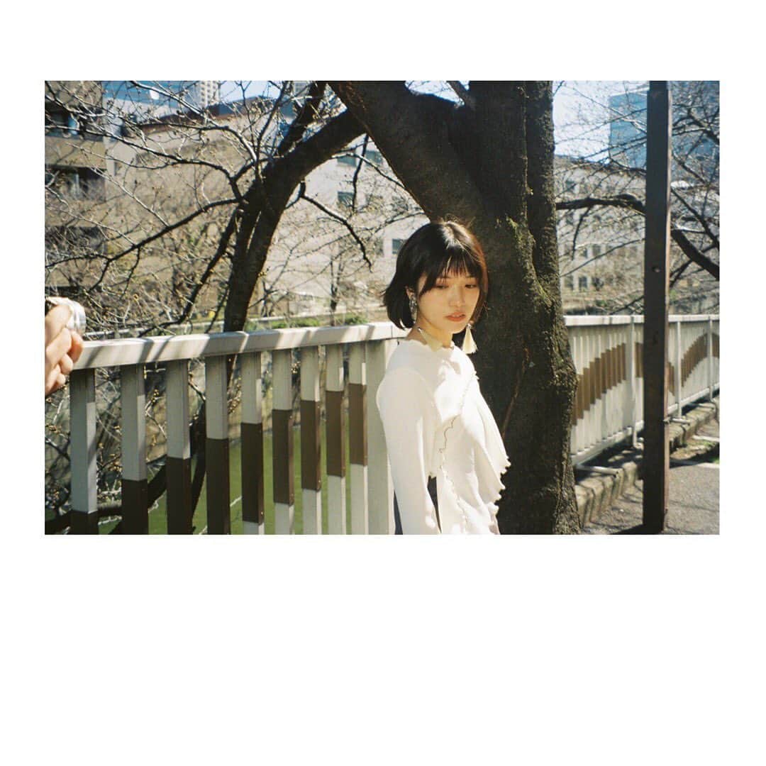 美山加恋のインスタグラム：「美容系の質問も意外と多かったのでお答えします。﻿ ﻿ ﻿ まずスキンケア！﻿ ﻿ 私は肌が劇的に弱いですし、ニキビができやすいので、なるべく刺激のないスキンケアをしています。﻿ ﻿ もうほんっとにニキビ大嫌い。﻿ この世からアクネ菌なくなってほしい。﻿ ﻿ そんなニキビと向き合うには、﻿ なによりも洗顔が大事…。﻿ ﻿ オイルクレンジングはやっぱり怖い。﻿ ジェルクレンジングもジェルがけっこう落としづらくてゴシゴシしてしまう。﻿ シートなんてもってのほか。﻿ ﻿ ﻿ なので、やっぱりミルククレンジング一択でした。﻿ ﻿ ﻿ ﻿ でも撮影や舞台でのしっかりメイクもちゃんと落とせるミルクってなかなかなくて、﻿ ﻿ いろんなクレンジングを探す日々。﻿ ﻿ 薬局行ったりデパートいったり、ネットで注文したりと、もうたいへん。﻿ ﻿ 韓国にいっても、観光よりもクレンジング探し。﻿ ﻿ いろんなところを、うろうろ。﻿ ﻿ いいクレンジング、、、(・ω・｀)﻿ ﻿ いいクレンジング、、、、(´・ω・)﻿ ﻿ ﻿ で、やっと見つけたのが、﻿ カバーマークのミルククレンジング。﻿ ﻿ ﻿ メイクもちゃんと落とせるし、﻿ 洗ったあとキシキシしないでしっとりする。﻿ ジェルほど落としずらくないし、﻿ 馴染みもいい。﻿ クレンジングのせいでニキビができる現象も今のところない…！﻿ ﻿ 最高…！﻿ ﻿ これ以外にするのが怖い。 ﻿ ということで、私はミルククレンジング派でした。 ﻿ ﻿ 長くなっちゃったので、ここまで〜。 #カバーマーク #カバーマーククレンジングミルク  #covermark  カバーマークの回し者じゃないよ。 ただの溺愛用者。」