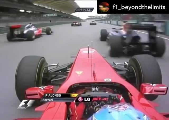 ニック・ハイドフェルドのインスタグラム：「#watchinginstagram When u think the Ferrari with Alonso has a good start and suddenly see a black car appearing on the left 😄🤪✌🏼 #repost @f1_beyondthelimits  #vain . . . . #f1 #racing #racestart #ferrari #lotusrenault #mclaren #redbull #malaysia #malaysiangp #overtake #race #start」