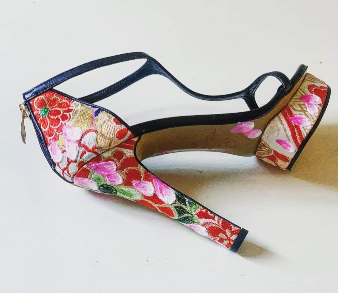 澤田友美さんのインスタグラム写真 - (澤田友美Instagram)「. coming soon🤫 . . #KA #highheels #heels #shoes #sandals  #silk」4月26日 8時30分 - tomomi__sawada