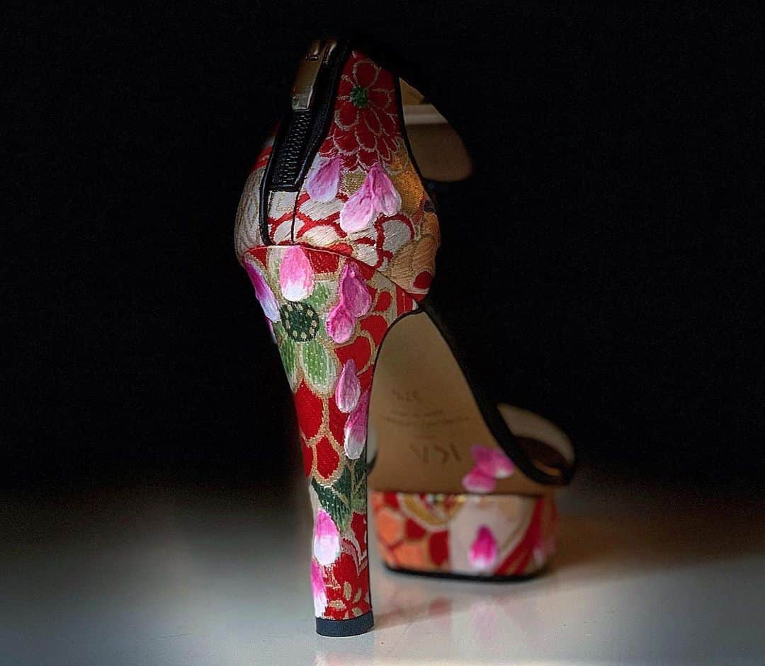 澤田友美さんのインスタグラム写真 - (澤田友美Instagram)「. coming soon🤫 . . #KA #highheels #heels #shoes #sandals  #silk」4月26日 8時30分 - tomomi__sawada