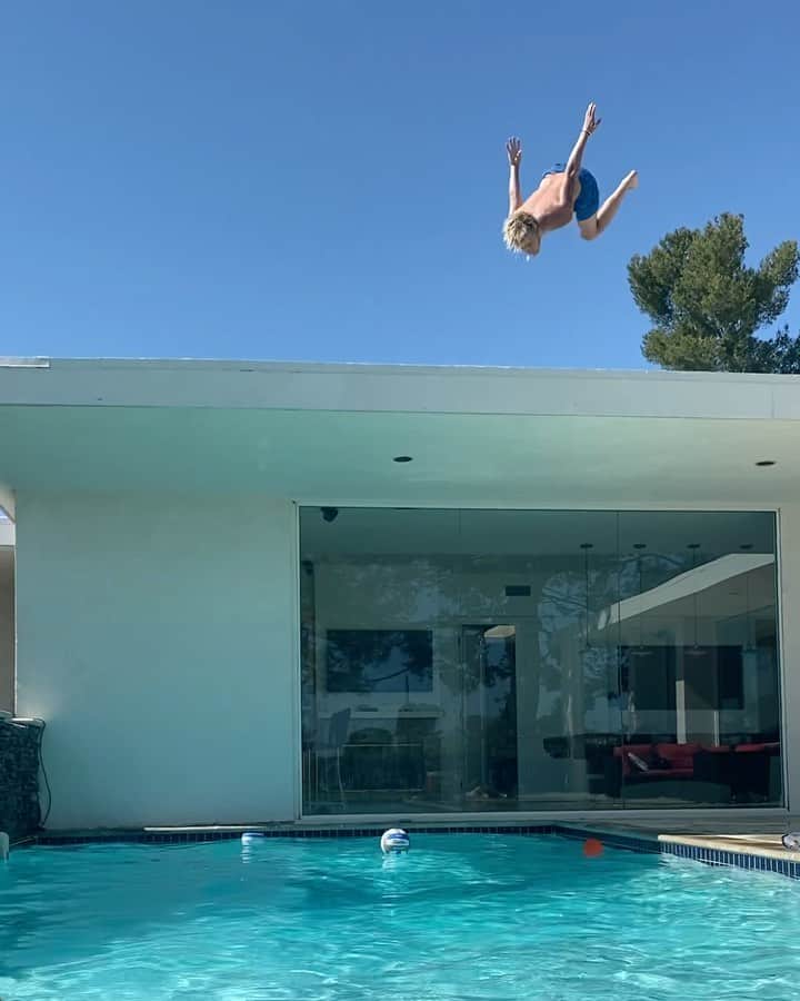 ジャック・ジョンソンのインスタグラム：「Quaranflips 🌞」