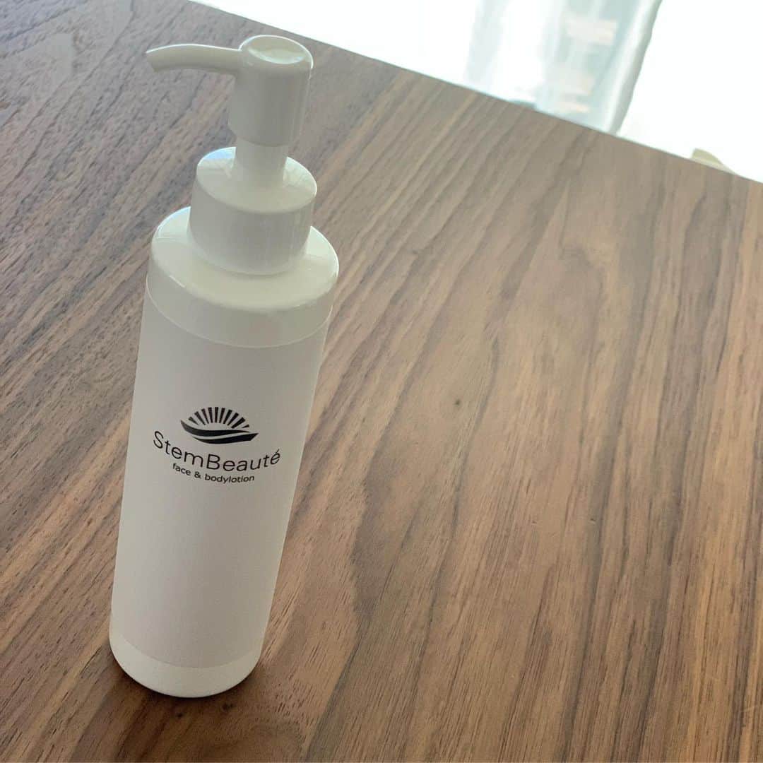 亀恭子のインスタグラム：「お早うございます。 . . . 朝の保湿。 @stembeaute_shop  長年愛用してます。 . . いつも忙しない朝はお風呂あがりに洗面所でパパッと、ですが 時間がある分ゆっくりと、 ダイニングの窓際で太陽の光を感じながら… . . こうゆう時間、 イイですね❤︎ . . #gm #sunday #sunnyday #stayhome #stembeaute #relaxtime #我が家の今週の花  #ビバーナム」