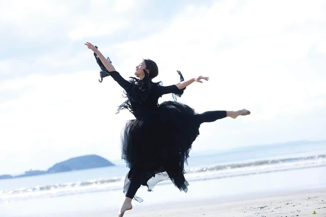 ARAKI SHIROのインスタグラム：「She is a hope. . . . dancer Saya ph @nonokokameyama  hm @akikoakiko1217  costume by me . . . #ARAKISHIRO#FUKUOKA#portrait#portraitphotography#photography#fashionphotography#dancephotography#costume#vintagedress#hautecouture#dress#artist#contemporaryart#darkbeauty#model#dancer#contemporarydance#theportraitpr0ject#portraitmood#sombrebeiegs#sombresociety#__bodyart__#model#福岡#ポートレート#モデル#ダンサー#コスチューム#衣装#アラキシロウ」