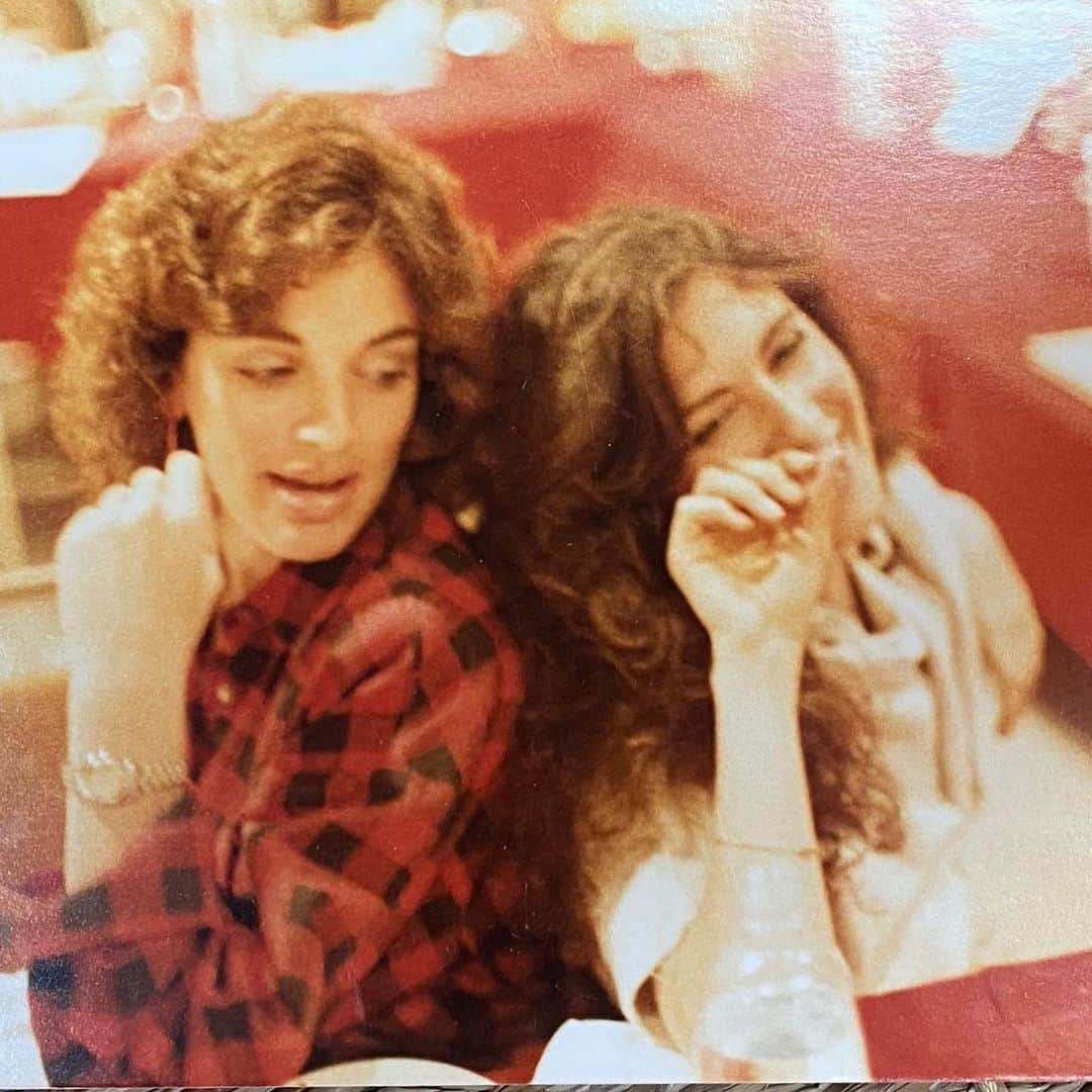 リサ・エデルシュタインさんのインスタグラム写真 - (リサ・エデルシュタインInstagram)「Happy birthday to my big sister xxxxxxxxxxxxxxx」4月26日 8時53分 - lisaedelstein