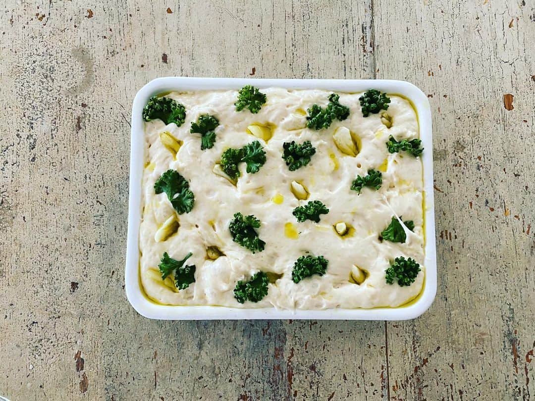 のインスタグラム：「. . パセリのフォッカッチャと プルーベリークリームチーズ・マフィン。 . 渡し損ねた。 どよん。 .」