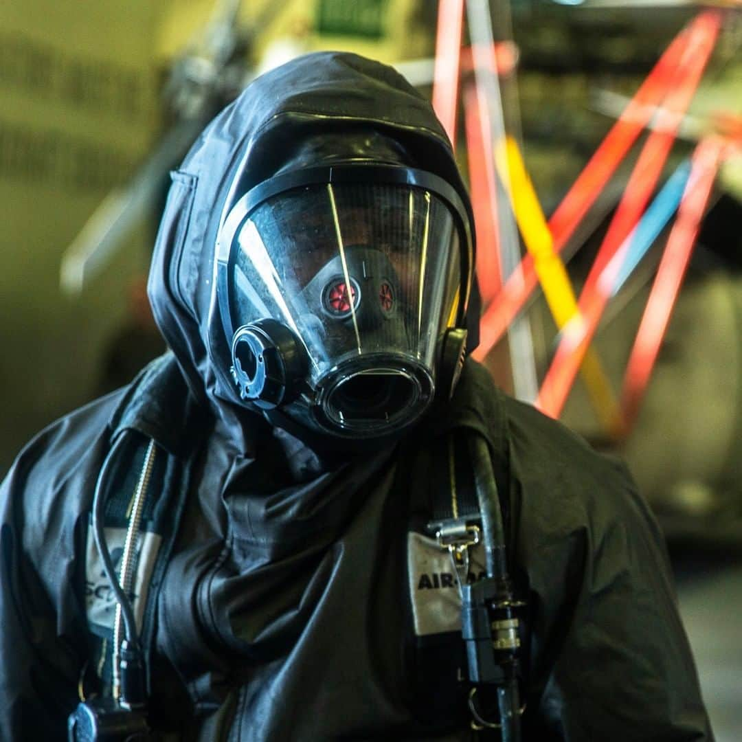 アメリカ海兵隊さんのインスタグラム写真 - (アメリカ海兵隊Instagram)「PPE LVL. 99  A Marine with the @31stmeu  prepare to conduct a casualty evacuation drill during a chemical, biological, radiological, nuclear defense fundamentals class aboard #USSAmerica in the #SouthChinaSea.  The MEU and the @usnavy amphibious assault ship are operating in #US7thFleet, enhancing interoperability with allies and partners while serving as a ready response force to defend peace and stability for a #FreeAndOpenIndoPacific region. (U.S. Marine Corps photo by Lance Cpl. Joshua Brittenham)  #Marines #USMC #Military」4月26日 9時00分 - marines