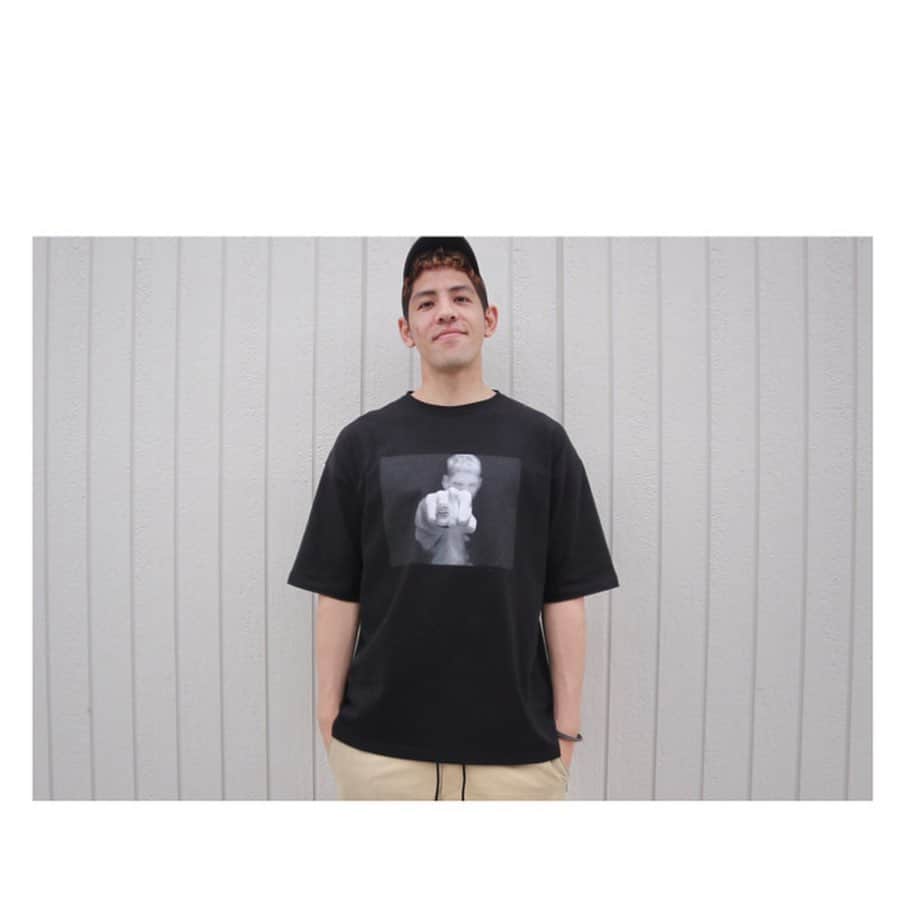 ベンドラメ礼生のインスタグラム：「2020.04.26  おはようございます。 今回のTシャツですが 肉厚生地&ビッグシルエットで かなりジューシーな仕上がりになってます。  背面のバーコードには 好きな数字を並べてみました。😊 . .  プロフィールからサイトにアクセスして購入してください。  ーーーーーーーーーー 🌵Black / White 🌵M／L／XL (ドラメXL) 🌵¥4200  ーーーーーーーーーー  今回、受注生産になってるので みなさんの手元に届くのは少し先になります。 少しでも多くのバスケファンの方に 協力してもらいたかったから。 僕のTシャツを着て 少しでも明るい気持ちになってほしかったから。 なので、許してください^_^。 . #ベンドラメ礼生  #サンロッカーズ渋谷」