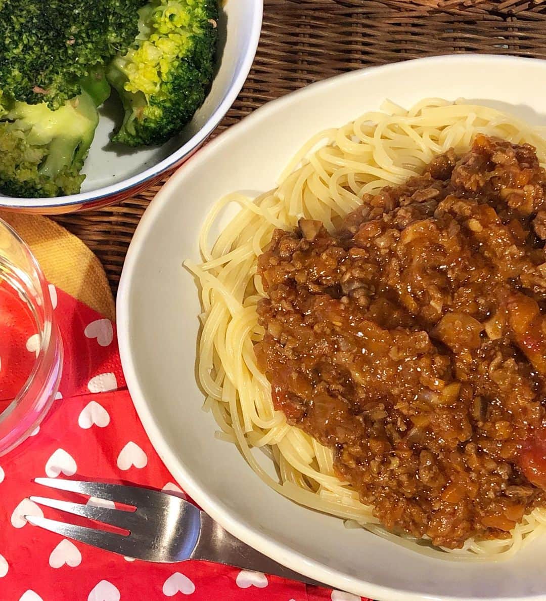 のインスタグラム：「🍴🥂👯‍♀️ #stayhome #おうちごはん #cooking  #ミートソースパスタ #ブロッコリーのアンチョビ炒め #泡」
