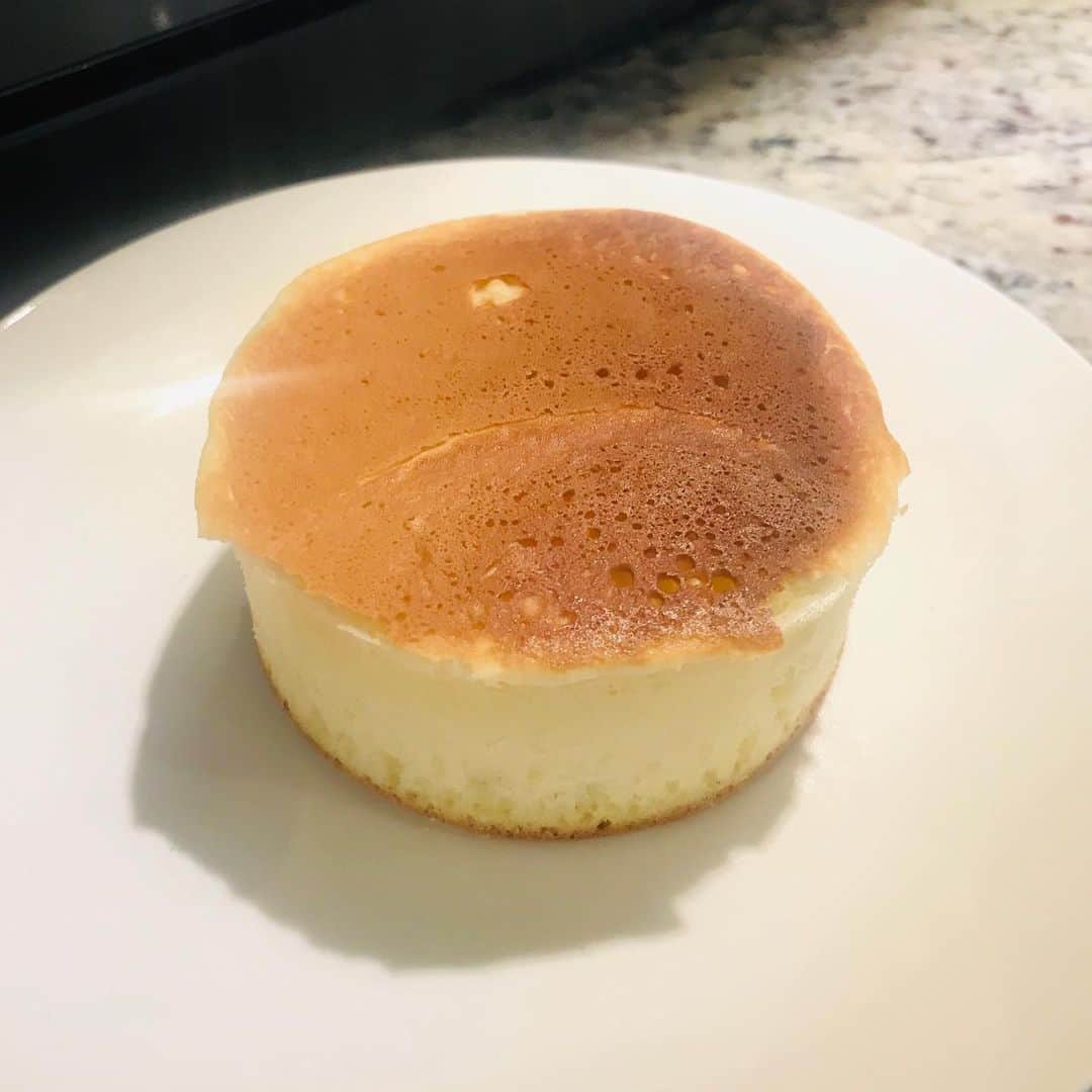 Hikari Noguchi 野口 光さんのインスタグラム写真 - (Hikari Noguchi 野口 光Instagram)「昔、家でホットケーキを作ったら「お店のホットケーキみたいな高さがあるのがいい」と息子に言われ、、、😅 色々やってみた結果、100均で買ったパンケーキモールドが一番いい気がしています。100均さまさま🙏 #ホットケーキ #パンケーキモールド」4月26日 9時09分 - hikari_noguchi