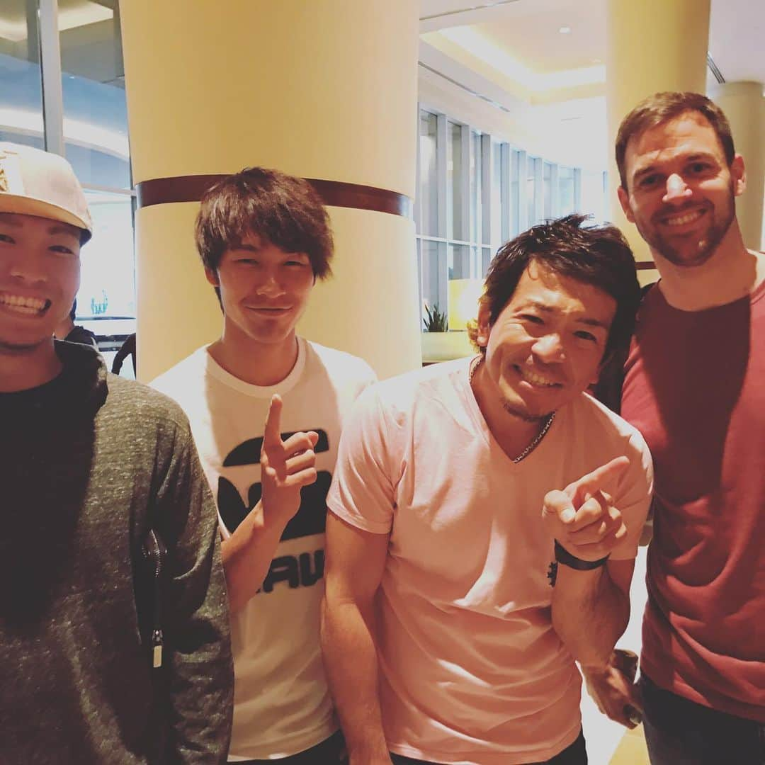 リック・バンデンハークのインスタグラム：「Arizona 2017 during the @wbcbaseball. I met my @softbankhawks_official teammates @match___3, @shotatakeda18 and Senga in the hotel. Look at those big smiles as @samuraijapan_official beat me in the Tokyo dome a few days prior to this meeting!  I remember it was very early in the morning and Matchi was charged 🔋 up as always!! Takeda was being Takeda 🤪! And Senga looking cool 😎 as always!  2017 we ended together on a high note by winning the Japan series in front of our home fans!  #sbhawks #wbc #vandy44 #japanseries #champions」