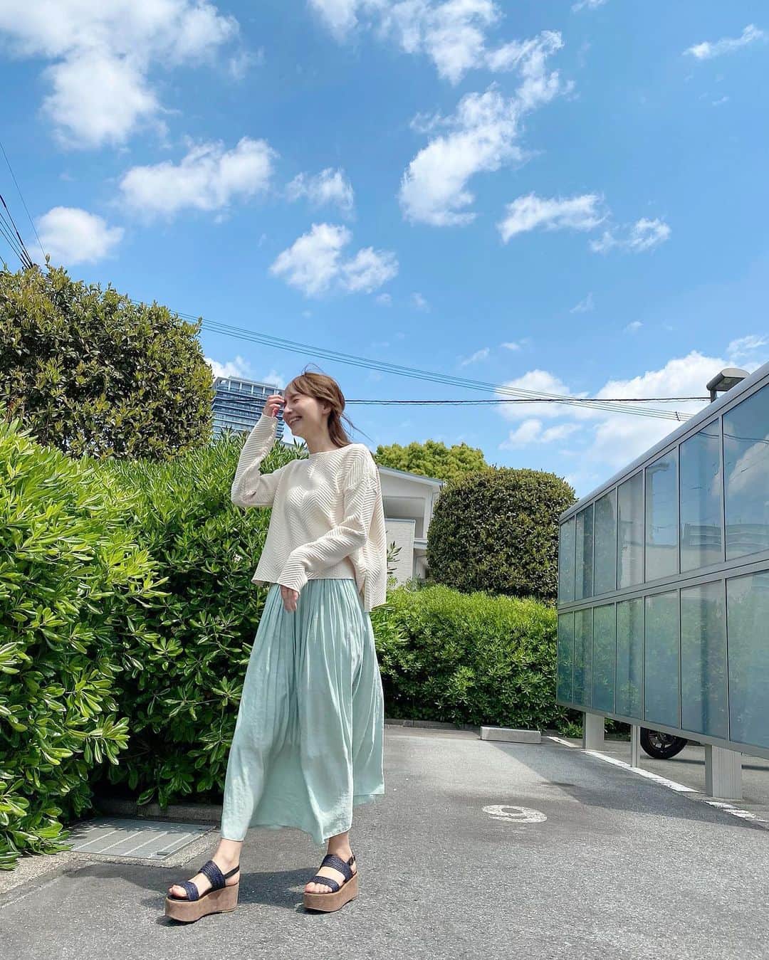 のインスタグラム：「. . 昨日はくまパワプラスでした✨ ゴリけんさんと電話を繋いでのオープニング。 元気な声が聞けてホッとしました☺️🌼 . . そしてインスタライブを視聴してくださった皆さん、ありがとうございました。 . きちんとお伝えできなかったメイクに関してですが、使用しているアイテムを投稿していきますね✨✨ . . 昨日の熊本の空はスカッとした綺麗な青空でした🌈 . . 衣装▷baybrook さん サンダル▷united arrows さん（私物） . . #くまパワプラス #kab #熊本 #熊本よかとこ #baybrook」