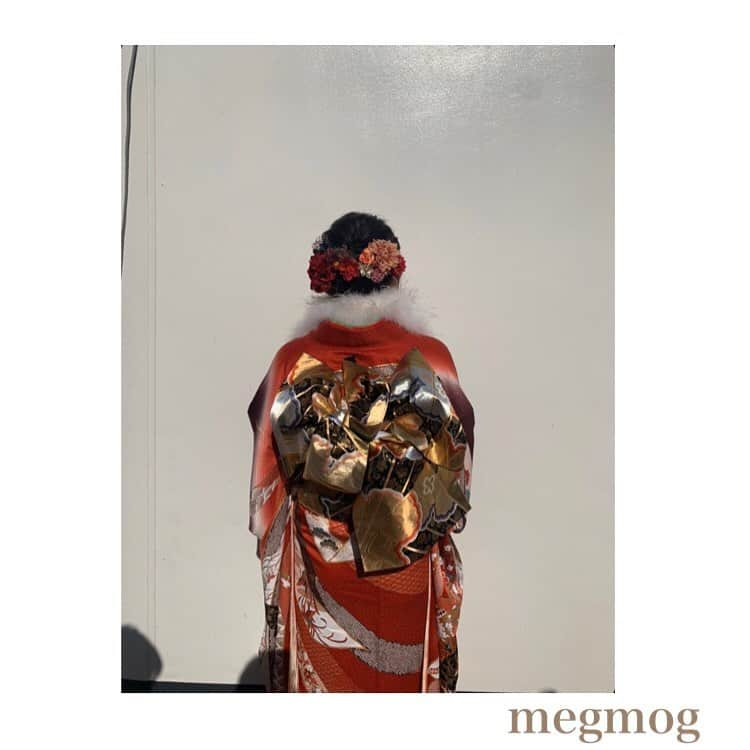 成人式 七五三髪飾り、コサージュのmegmogさんのインスタグラム写真 - (成人式 七五三髪飾り、コサージュのmegmogInstagram)「2020年4月26日 . お客様よりお送り頂いたお写真のご紹介です𓂃𓈒𓏸 この度は本当にありがとうございました❁⃘*.ﾟ . オーダー受付日 2020年4月27日10時〜28日10時 . 4月よりオーダー受付日を設けることにしました🌸 不安な日々が続く中ですが、少しでも明るい気持ちを･･･😉✨ 今回のオーダー受付日にご依頼いただいたお客様の中で5000円以上のご購入者様に1000円お値引させて頂きます😉 𓂃𓈒𓏸 . 在宅ワーク＆育児中です。 お返事まで少しお時間をいただいております*_ _) 申し訳ございません*_ _) お急ぎの場合は必ず『お急ぎです！』とお伝えください(´･×･`)💦 できましたらお日にち余裕をもってのオーダーをオススメしております🙇‍♀️💓 今後ともよろしくお願いします♪ . ☆━━━━━━━━━━━━━☆ . (現在のオーダー状況 4月中旬の発送予定となります。 お急ぎ可能です！ご相談ください𓂃𓅪 . . 🙌オーダーご希望の方🙌 DM、LINE(@kaw3700n)、ミンネメッセージ(プロフィールからどうぞ💁)よりご連絡ください♪♪ LINEでID検索していただく場合、@も入れて検索お願いします！ 基本的に全てのオーダーをお承りしておりますので ＊用途(成人式、卒業式、七五三･･･など) ＊お着物の写真 ＊ご予算(4000円〜8000円の価格帯がメインです☺︎) ＊イメージやデザイン、飾りのご希望(参考になる画像がありましたらお送りください*̣̩⋆̩*) ＊お急ぎの場合『必要な日にち』と『都道府県』 以上をお送りいただけますとスムーズです*̣̩⋆̩* . . お支払いはミンネ経由をお願いしております！ ミンネは会員登録無しでも購入可能です！(コンビニ払い等、一部のお支払いは会員登録が必要です。) お気軽にギャラリーのぞいてください♡ . #和装婚 の#プレ花嫁 さまからのオーダーもお待ちしてます( ˊᵕˋ )♡ . . 小さな子供がおりますので、お返事が遅くなってしまう可能性がございます（ *_* ） ご迷惑お掛けしてしまい申し訳ございません(;_;)必ずお返事させていただきますので、よろしくお願い致します◌ ͙❁˚ . #成人式2021 のオーダー承り中！ . #花 #アーティフィシャルフラワー #オーダーメイド髪飾り #成人式前撮り #成人式 #成人式髪飾り #成人式髪型 #成人式ヘア #成人式ヘアセット #振袖髪飾り  #振袖 #振袖ヘア  #和装ヘア #和装髪飾り #ハンドメイドアクセサリー #flowerstagram #flowers #和装 #髪飾り #卒業式ヘア  #ブライダル #前撮り #成人式前撮り #七五三 #megmog」4月26日 9時48分 - megmog_flower_gallery