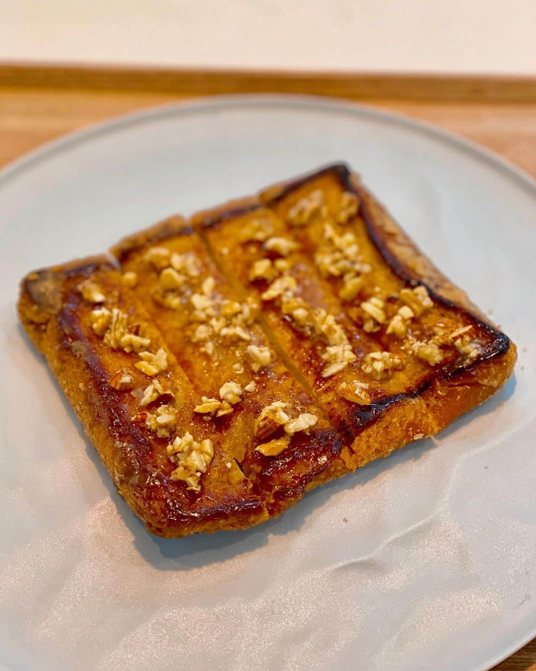 秋山具義さんのインスタグラム写真 - (秋山具義Instagram)「娘たちに大好評のクイニーアマン風「バターたっぷりシュガートースト」を朝食で作りました。﻿ ﻿ 今日はアーモンドとウォールナッツを包丁で細かく砕いて蜂蜜と混ぜてトッピング。食感も美味しい♡﻿ ﻿ フライパンに多すぎる？と思うくらいのバターの海で食パンを木べらで押しつぶしながら焼いて砂糖投入してまた押しつぶして焼いて。﻿ 簡単でめっちゃ美味しい♡﻿ ﻿ #グギメシ #具義パン2020 #具義スイーツ2020 #おうち時間」4月26日 9時43分 - gugitter