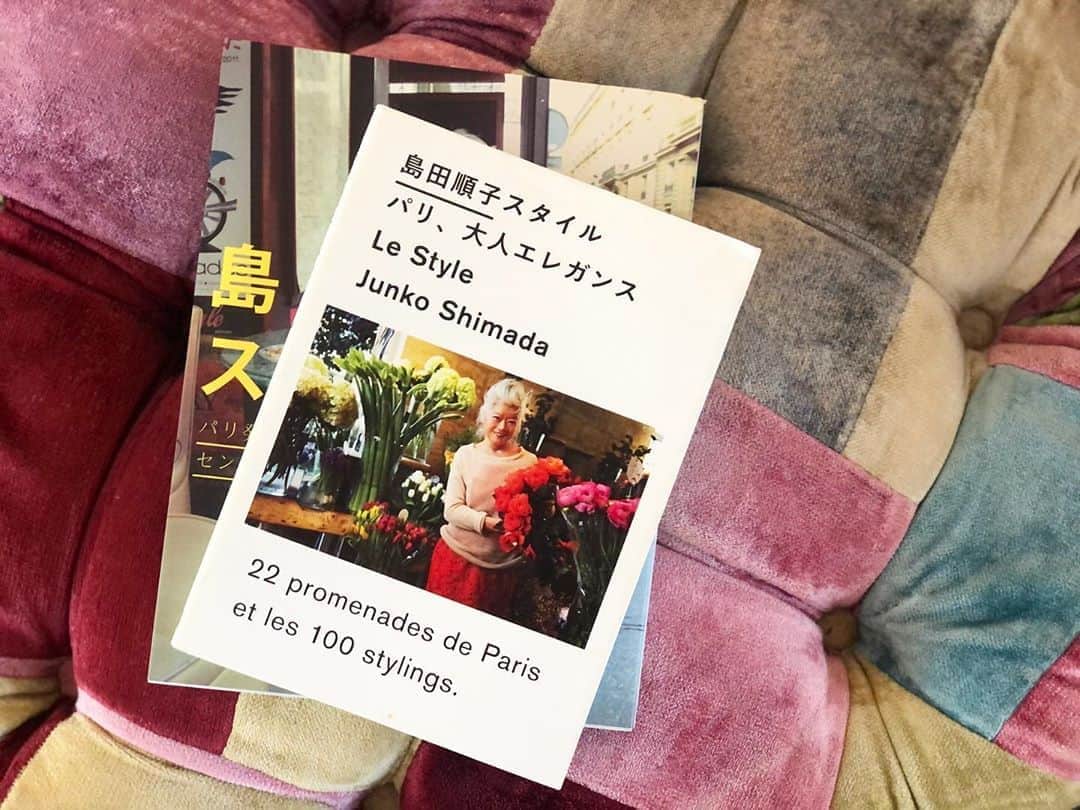 神崎恵さんのインスタグラム写真 - (神崎恵Instagram)「今日はもう一冊。 島田順子さん。 取材で「憧れの方はいらっしゃいますか？」と質問をいただくと。 「母」と「島田順子さん」。 憧れというか、未来の時間が更にとても楽しみになるから。 30年後、40年後、自分らしく毎日を生きていたいなと。 白髪をゆるりとまとめて、デニムやペンシルスカートをはく。 スニーカーやハイヒールも楽しんで。 例えばシミやシワが一切ないキレイさより、「美しさ」を知り楽しんでるひと。 自分の未来に花が咲く本なのですよ〜。いいね。いいね。素敵だね〜。 #島田順子 #７日間ブックカバーチャレンジ インスタグラムも、70代、80代の先輩方のカッコよく美しい姿に元気と光をもらっています。 わたしの仕事部屋のご近所にも、とーっても素敵な方がいらして、ばったりお会いするとちょっぴり世間話なんかをするのだけど、いやいや本当にカッコよくて可愛くて、洒落ているので毎回うっとり見つめてしまう。元気をいただいています。 またお会いしたいなぁ。  バトンは　@mikatakahashi1971  ちゃんへ。 みかりんから教えてもらった鍋、美味しかったな〜。 またつくろ🤍 ◆◆◆◆◆◆◆◆◆◆ 「読書文化の普及に貢献するためのチャレンジで、参加方法は好きな本を1日1冊、7日間投稿する」  #7days #7bookcovers #BookCoverChallenge ◆◆◆◆◆◆◆◆◆◆」4月26日 10時06分 - megumi_kanzaki