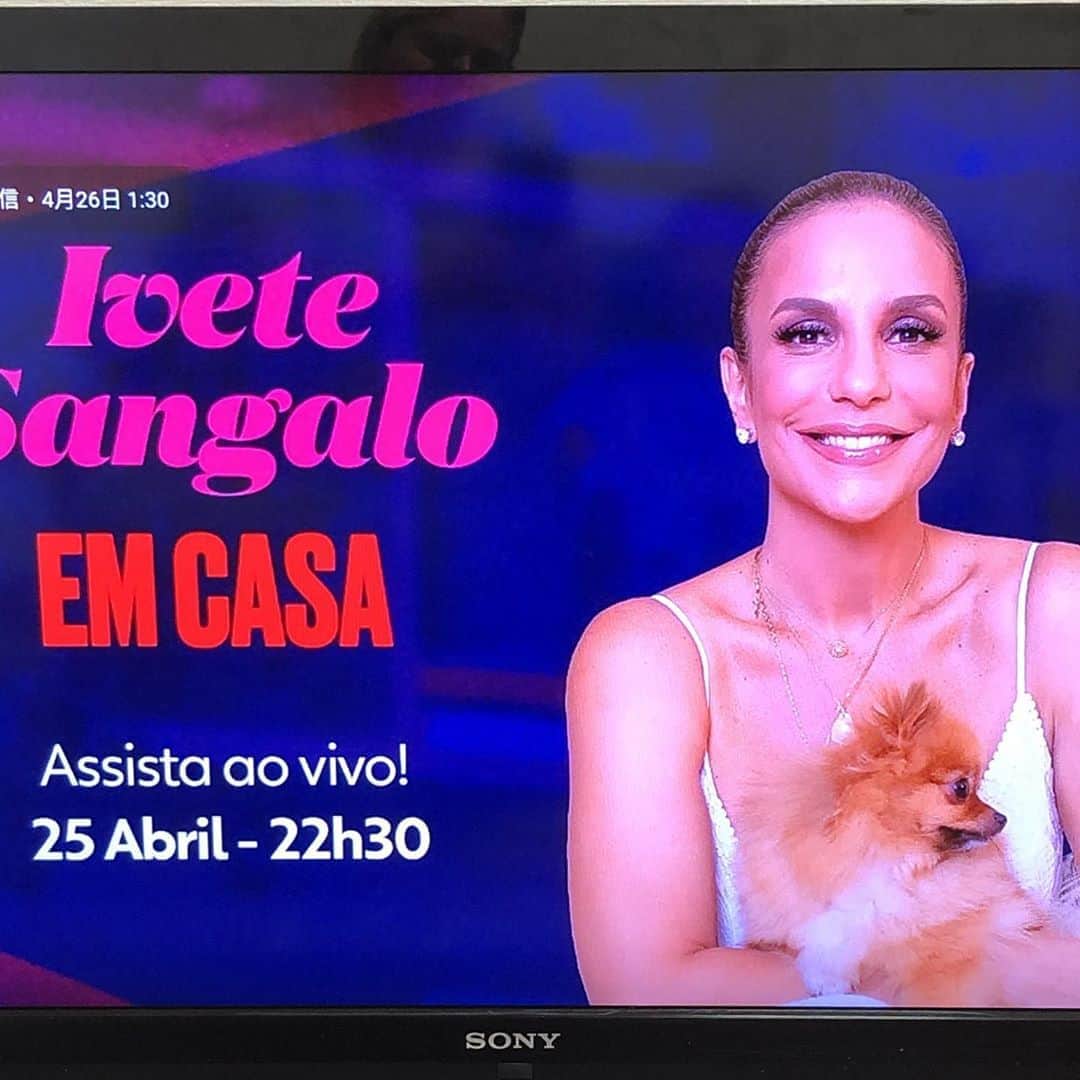シモネのインスタグラム：「Vai começar !! Show da #ivetesangalo #emcasa ♬ 10:30h bora dançar !! #fique em casa 🏡  #イヴェチ　のライブ日本時間10：30始まるよ〜　踊っちゃいましょう〜#いえにいよう」