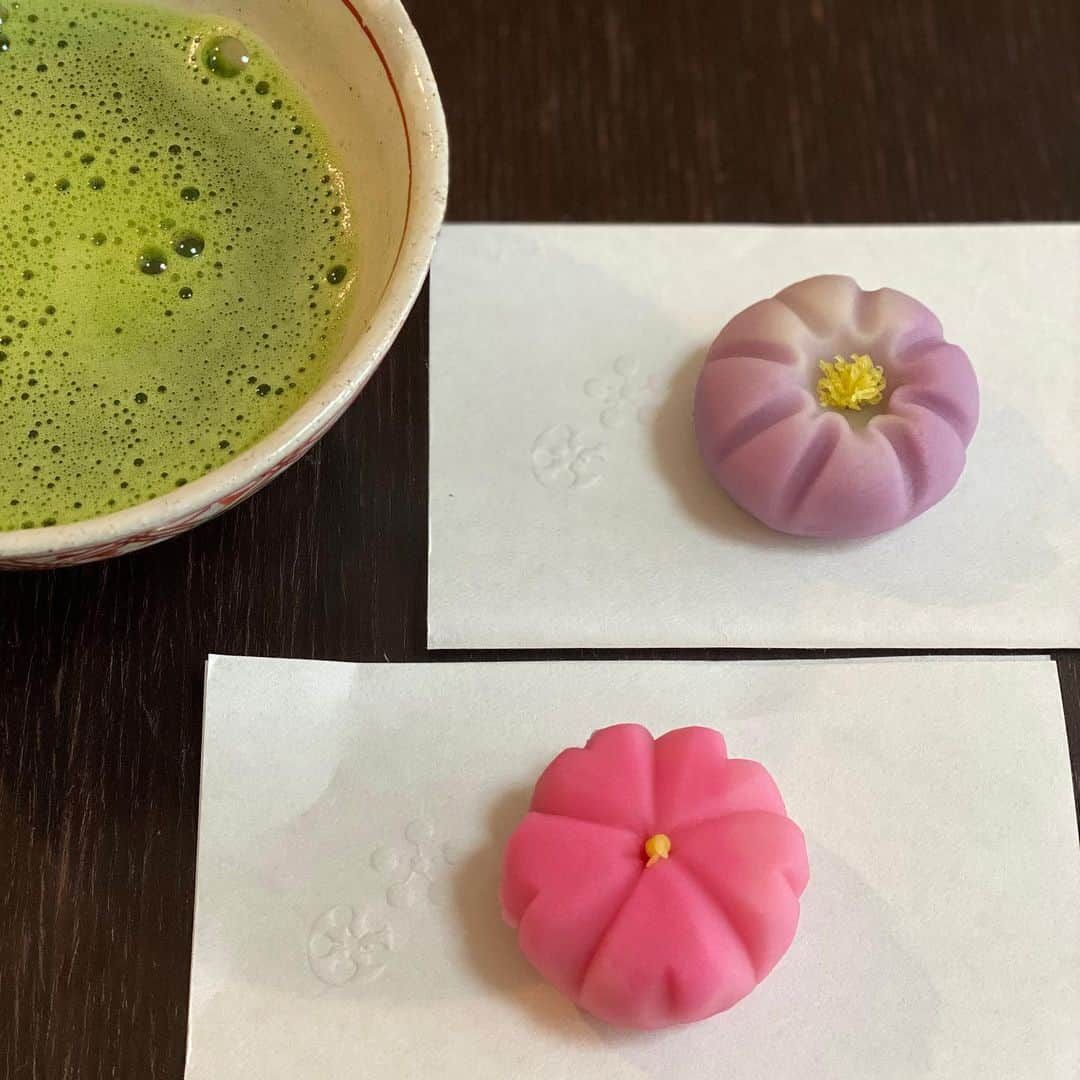 荻原和歌のインスタグラム：「先週の和みお茶。上生菓子、今、びっくりするほど手に入れづらくなっているんですよね。 （こちらは加賀の森八製でございます）  #おやつ #和菓子 #森八 #子どものいる暮らし  #macha」