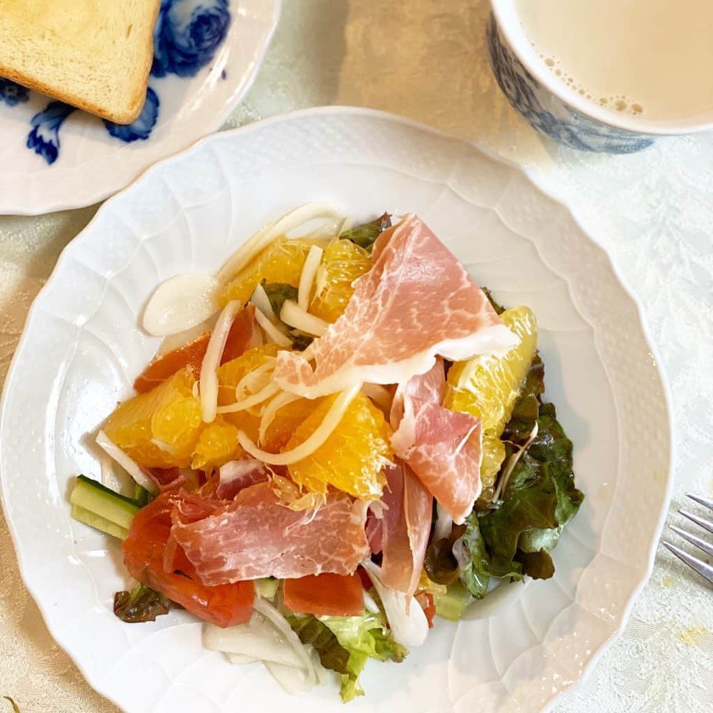 荻原和歌のインスタグラム：「１時間超えの散歩のあとに朝ごはん。残ったサラダに河内晩柑と生ハムを足したら大変けっこうなひと皿に。‪ ミルクティよりシャンパンが合いそうよ？と私の中の知らない貴族が声をかけてくる…‬大地真央様かな？ 子どもは安定の「オムレツ！オムレツ！」 #朝ごはん #ごはんきろく  #子どものいる暮らし」