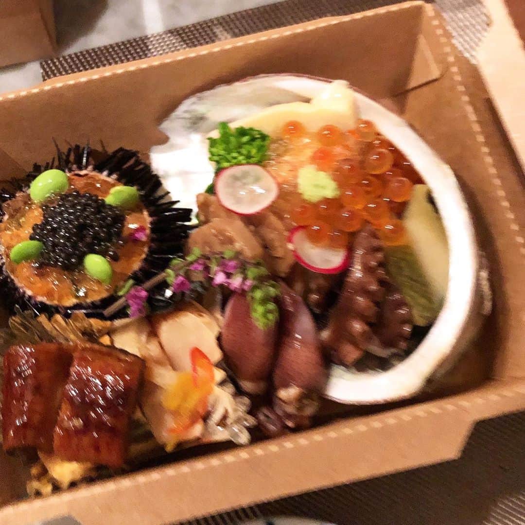 小林明実さんのインスタグラム写真 - (小林明実Instagram)「* 昨日は大好きなお寿司屋さんの @kishosg さんをデリバリー💖 テンションが上がる⤴️⤴️ スペシャルリクエストお任せを したら、頼みすぎました✨ 本当に豪華✨うっとり✨ ロックダウン中でストレスも あったりするから、 たまには美味しい物が食べたい！！ ご褒美ご飯✨ @chef_kazu_hamamoto さん 本当にありがとうございます✨✨ またお店にも行きます！！ * そしてパパもありがとう💖 * #singapore  #葵匠 #お寿司 #にぎり #かんぴょう巻き  #幸せ #また来週も頑張る」4月26日 10時12分 - akemi.1177