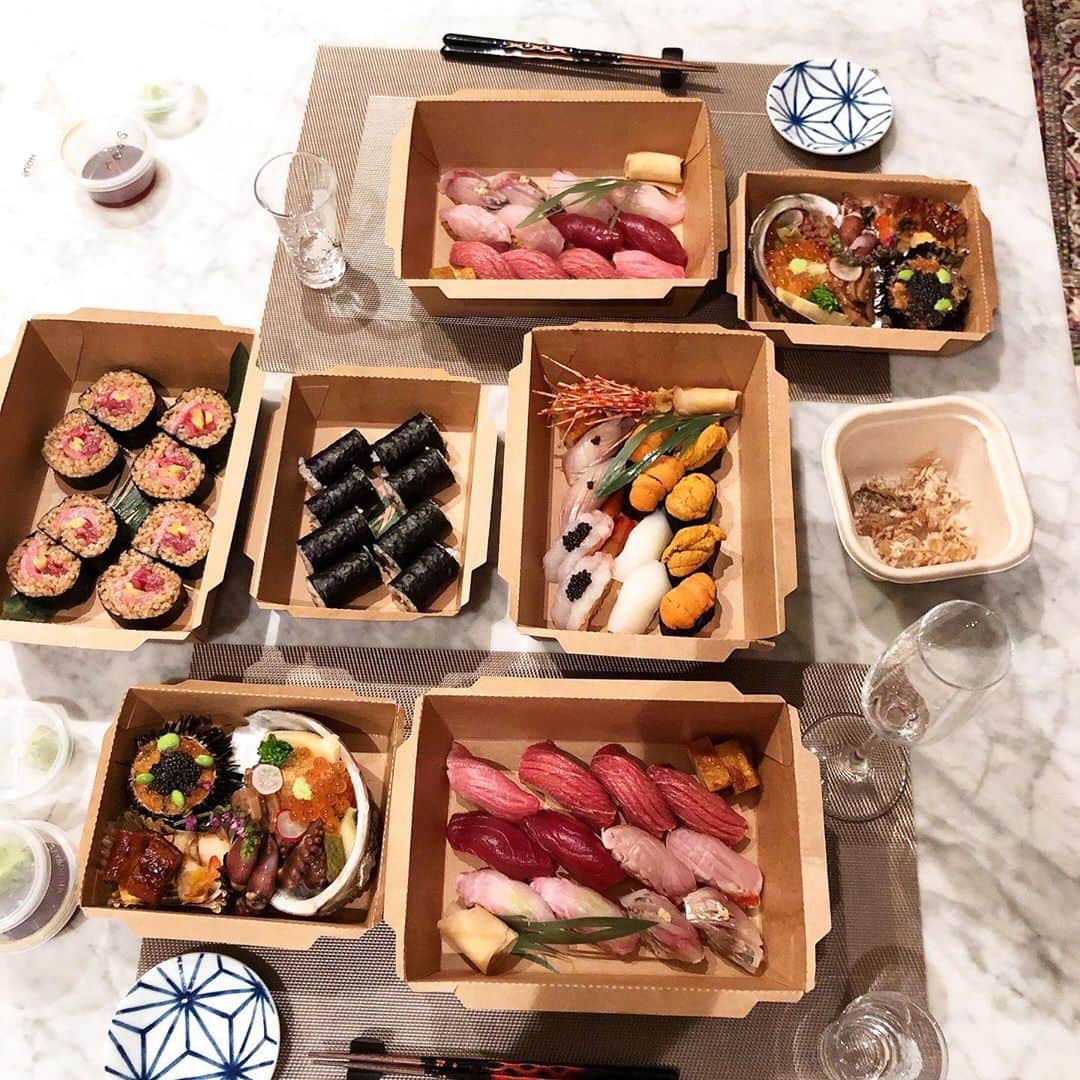 小林明実さんのインスタグラム写真 - (小林明実Instagram)「* 昨日は大好きなお寿司屋さんの @kishosg さんをデリバリー💖 テンションが上がる⤴️⤴️ スペシャルリクエストお任せを したら、頼みすぎました✨ 本当に豪華✨うっとり✨ ロックダウン中でストレスも あったりするから、 たまには美味しい物が食べたい！！ ご褒美ご飯✨ @chef_kazu_hamamoto さん 本当にありがとうございます✨✨ またお店にも行きます！！ * そしてパパもありがとう💖 * #singapore  #葵匠 #お寿司 #にぎり #かんぴょう巻き  #幸せ #また来週も頑張る」4月26日 10時12分 - akemi.1177