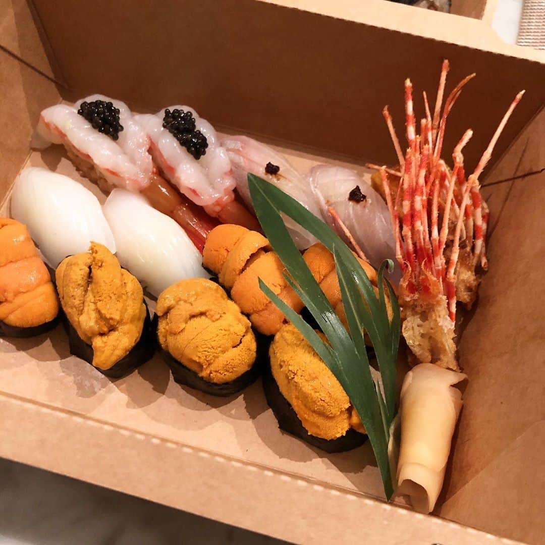 小林明実さんのインスタグラム写真 - (小林明実Instagram)「* 昨日は大好きなお寿司屋さんの @kishosg さんをデリバリー💖 テンションが上がる⤴️⤴️ スペシャルリクエストお任せを したら、頼みすぎました✨ 本当に豪華✨うっとり✨ ロックダウン中でストレスも あったりするから、 たまには美味しい物が食べたい！！ ご褒美ご飯✨ @chef_kazu_hamamoto さん 本当にありがとうございます✨✨ またお店にも行きます！！ * そしてパパもありがとう💖 * #singapore  #葵匠 #お寿司 #にぎり #かんぴょう巻き  #幸せ #また来週も頑張る」4月26日 10時12分 - akemi.1177