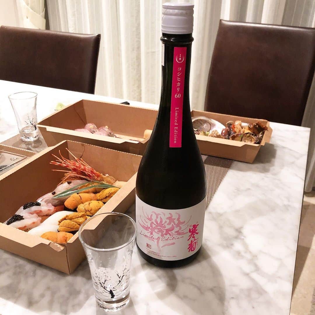 小林明実さんのインスタグラム写真 - (小林明実Instagram)「* 昨日は大好きなお寿司屋さんの @kishosg さんをデリバリー💖 テンションが上がる⤴️⤴️ スペシャルリクエストお任せを したら、頼みすぎました✨ 本当に豪華✨うっとり✨ ロックダウン中でストレスも あったりするから、 たまには美味しい物が食べたい！！ ご褒美ご飯✨ @chef_kazu_hamamoto さん 本当にありがとうございます✨✨ またお店にも行きます！！ * そしてパパもありがとう💖 * #singapore  #葵匠 #お寿司 #にぎり #かんぴょう巻き  #幸せ #また来週も頑張る」4月26日 10時12分 - akemi.1177
