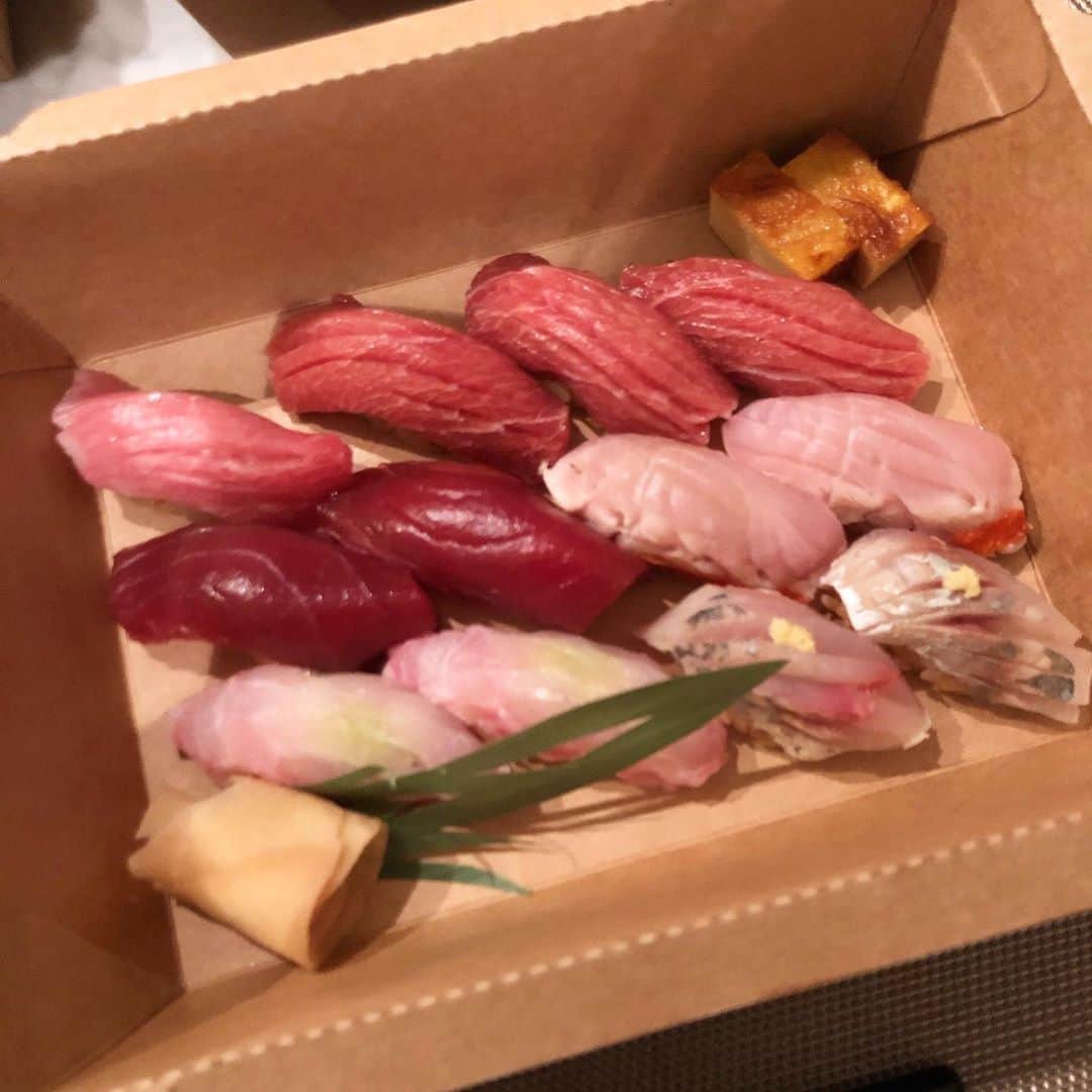 小林明実さんのインスタグラム写真 - (小林明実Instagram)「* 昨日は大好きなお寿司屋さんの @kishosg さんをデリバリー💖 テンションが上がる⤴️⤴️ スペシャルリクエストお任せを したら、頼みすぎました✨ 本当に豪華✨うっとり✨ ロックダウン中でストレスも あったりするから、 たまには美味しい物が食べたい！！ ご褒美ご飯✨ @chef_kazu_hamamoto さん 本当にありがとうございます✨✨ またお店にも行きます！！ * そしてパパもありがとう💖 * #singapore  #葵匠 #お寿司 #にぎり #かんぴょう巻き  #幸せ #また来週も頑張る」4月26日 10時12分 - akemi.1177