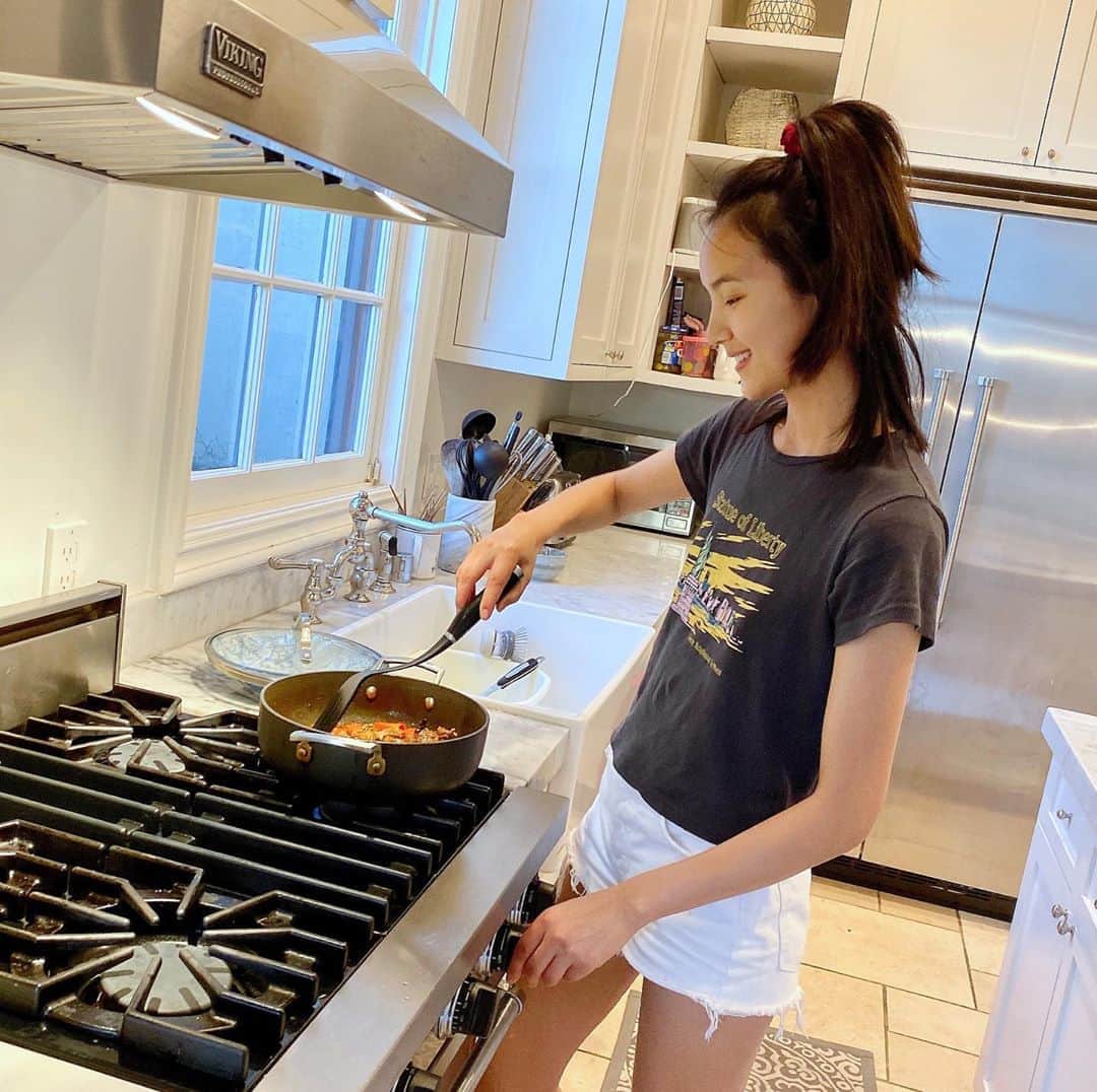 ルピン・ワンのインスタグラム：「Quarantine life . Guest what i am cooking ? 😋」