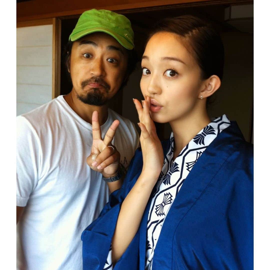 松島花さんのインスタグラム写真 - (松島花Instagram)「: 今日、4/26は長年お世話になっている ヘアメイク @hiramotokeiichi さんと カメラマン @yujitakeuchi76 さんの お誕生日です🥳🎂🎉💐 おめでとーーーーーう👏🏻👏🏻👏🏻 お家で家族と幸せな誕生日を過ごして下さい💝 : もう大御所なふたりですが...👨🏻👨🏻 昔からの人付き合いを大切にしているところ、 そして、大きな仕事、小さな仕事、 どんな仕事にも丁寧な作業をしてくれる ふたりを尊敬しています❣️ これからもよろしくです🤗🌸 : 1枚目はみんなウィッグをつけた3ショット📷笑 2枚目以降は、敬一さんとの懐かいショット📷笑 #2020 #426 #happybirthday #hbd #お誕生日おめでとう」4月26日 10時27分 - hana_matsushima_official