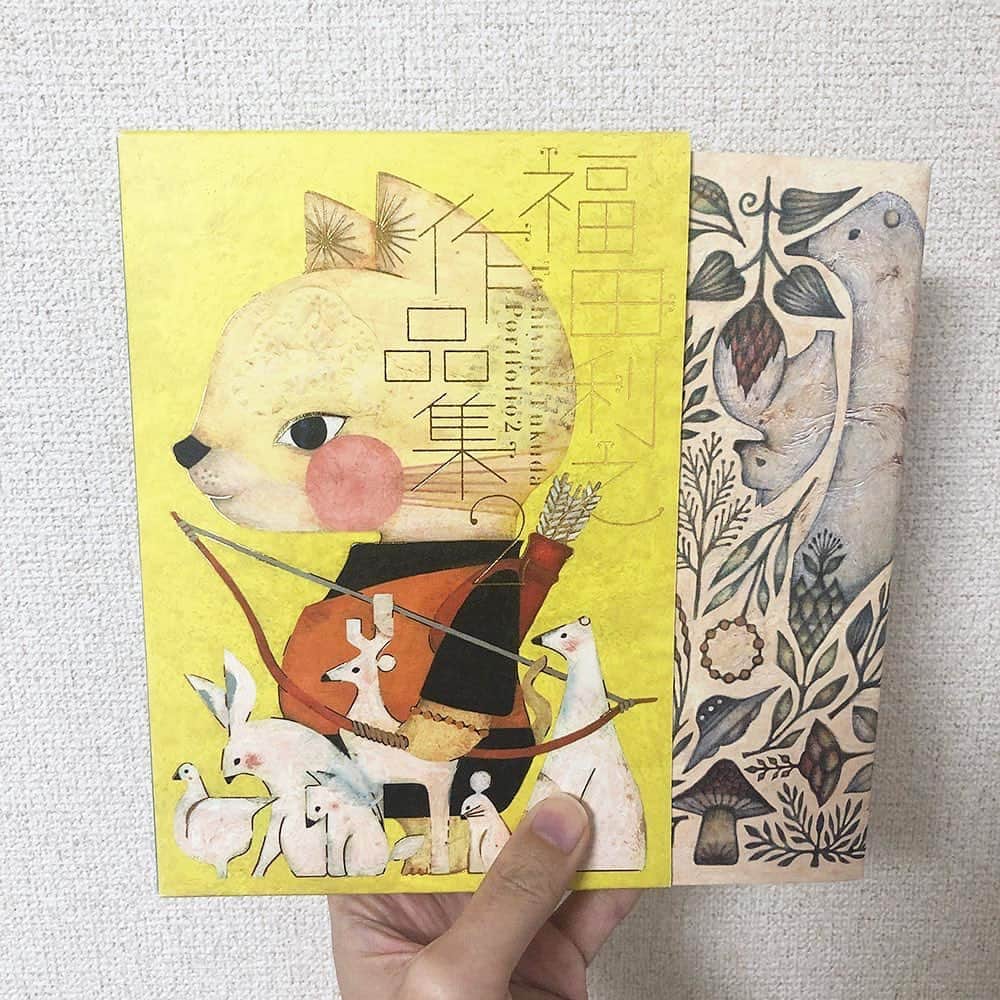 のインスタグラム：「【福田利之作品集２＋サイン﻿ ＋イラスト＋ステッカー！】﻿ イラストレーター #福田利之 さん @tofu4cyome の﻿ ２冊めの作品集、﻿ #福田利之作品集２ が発売されます。﻿ ﻿ ほんとうは、この出版記念としてたのしい展覧会を﻿ 企画していたのですが、﻿ 現在の状況を考えて、中止することにしました。﻿ ﻿ そのかわりに #ほぼ日ストア で『福田利之作品集２』に﻿ 直筆サインに直筆のイラスト（！）を添えて、﻿ さらに特製ステッカーもつけて﻿ ４月28日午前11時より販売します。﻿ また、中止となってしまった展覧会のためにつくられた﻿ オリジナル #ハンコ ３種類も販売します。﻿ ぜひごいっしょに。﻿ ﻿ サイン入れのライブ中継も﻿ ５月２日（土）の15時ごろから実施しますよー。﻿ くわしくは #ほぼ日刊イトイ新聞 で。﻿ https://www.1101.com/fukudasakuhinsyu2/index.html﻿ ﻿ 1 福田利之作品集2﻿ 2 2015年『福田利之作品集』サイン会の様子﻿ 3 特典となる特製ステッカー﻿ 　右側の文字は、ドイツ語で「ふつうの生活」という意味。﻿ 大きさは約78mm × 58mm。﻿ 4 福田さんの数字ハンコ﻿ 5 福田さんの木軸日付回転印（ねこ）﻿ 6 福田さんのまいどおいどハンコ﻿ ﻿ #ほぼ日 #オンラインサイン会 #福田利之作品集」
