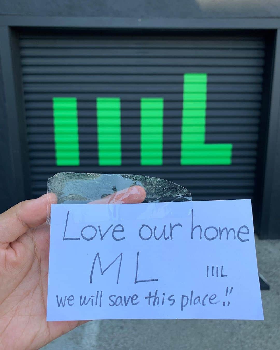 ショーン・エバリストのインスタグラム：「I stopped by the studio today and found it taped to our mailbox🥺...I don’t know who left this exactly but I felt like all of you did 🌎💚Still in it, classes are going strong through the night till the morning and we are steady climbing passed our goal 🤯🙇🏻‍♂️ Lets keep it going famLy @movement.lifestyle」