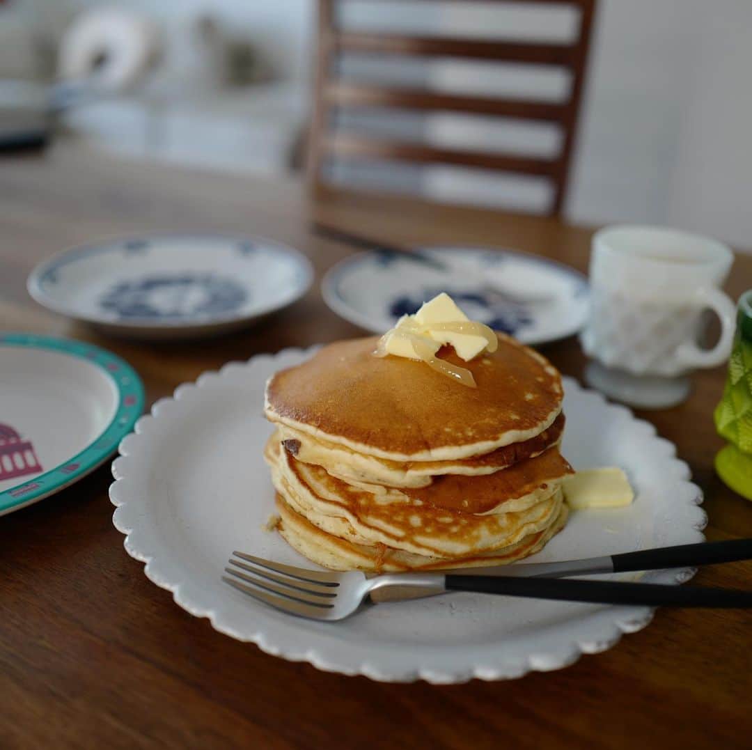 のインスタグラム：「テイクアウトできるパンケーキの粉🥞 ヨーグルトを入れてもっちり感が凄くて、感動しました。 一緒に作ってもっと食べたくて泣く息子。止まらない食欲。小さい体によく入るなぁ。笑 . . . 最近は、ライカでまた写真を撮り出しました。 ライカQだとお料理や子供に近寄れて、楽しい✨ ライカのカシャっていう音も心地良くて、カシャカシャ撮っています📷 . . . 今日の目標は、息子の髪の毛を切る、はんなを洗う🐶 どちらも出来ますように。。 . . . #leica #pancake @good_town_bakehouse  #brunch #leicaq #astierdevillatte #fireking」