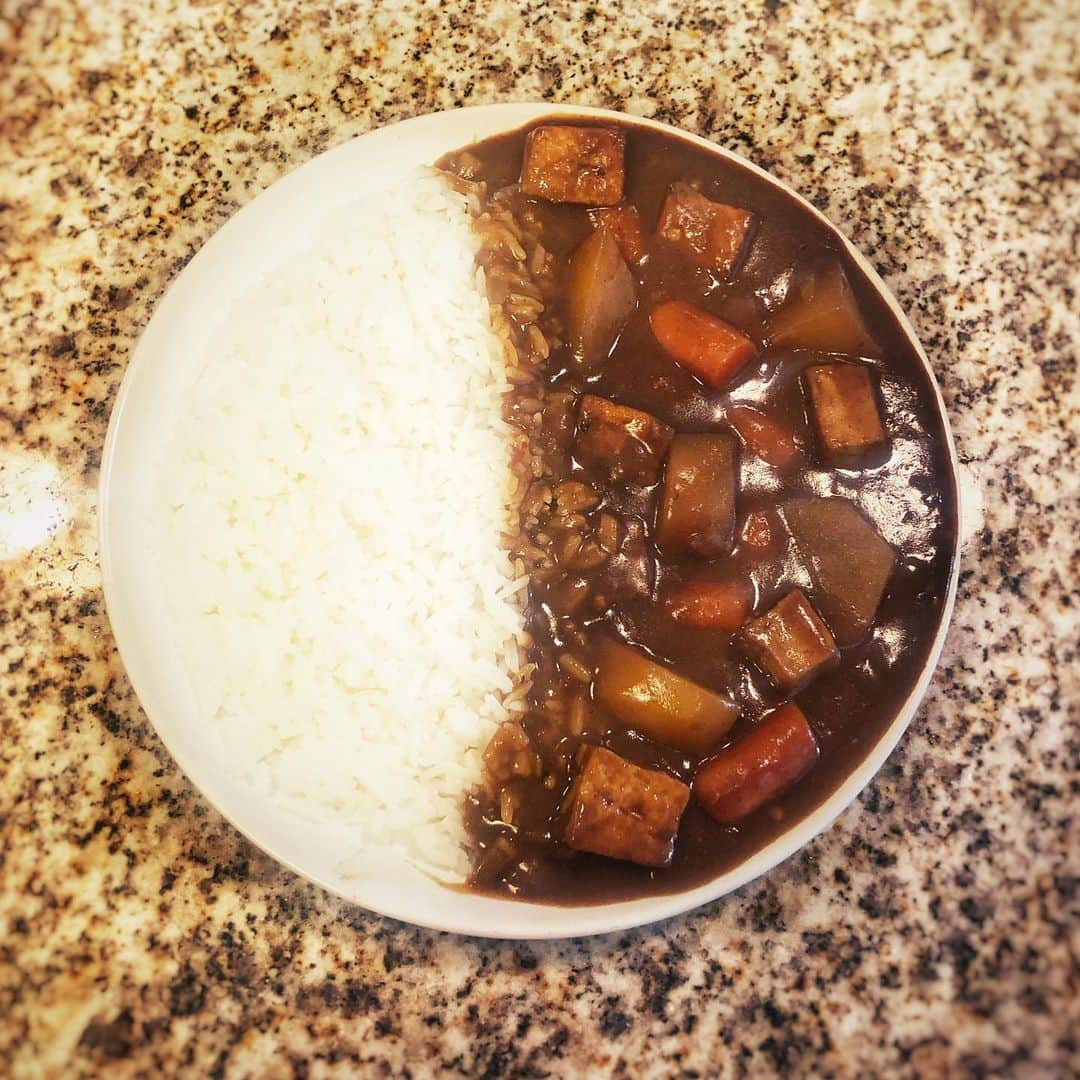 Jada Lalita Patipaksiriのインスタグラム：「Japanese curry with tofu. Does it look like the emoji? 🍛😅 all the thick, rich flavors and spices to be smothered in some white rice🍴  #curry #japanesecurry #tofu #rice #potato #carrots #spices #soysauce #spicy #tasty #dinner #yum #foodpics #foodie #yummy #thaispice #food #thaifood #japanesefood #asianfood #cooking #thaicooking #thailand #spicyfood #recipe #kitchen #cookbook #chef」