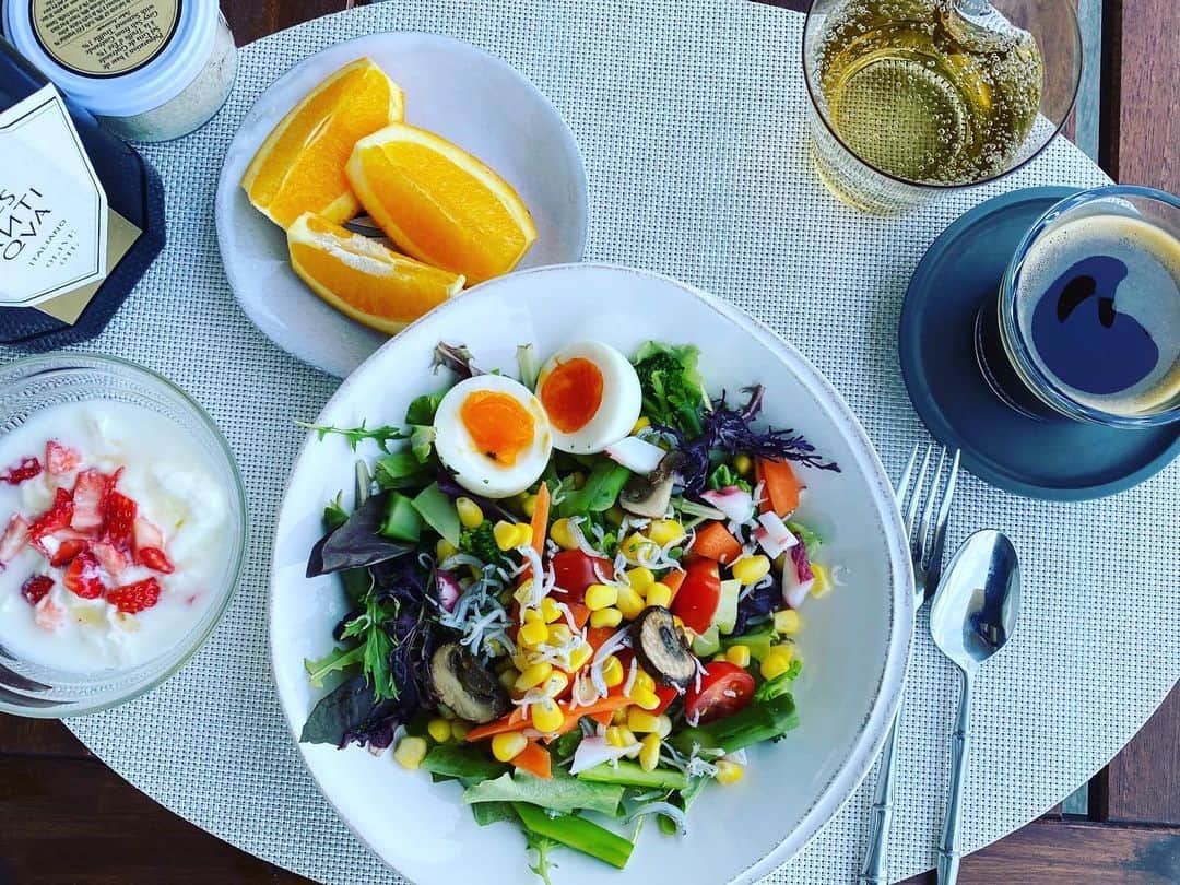 吉村美紀のインスタグラム：「お天気がよかったので、テラスで朝食。 昨日のたこ焼きで余ったタコもいれてサラダ、茹で卵、自家製ヨーグルト、オレンジ🍊 気持ちよかった〜  #テラスで朝食 #enjoyhome」
