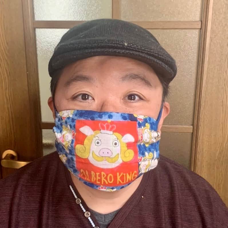 伊集院光のインスタグラム：「かみさんが、たまたま家にあったハンカチでマスクを作ってくれた。たまたまじゃないと思う。悪意がある！」