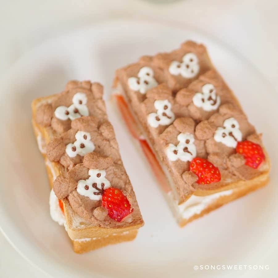 Song Sweet Songさんのインスタグラム写真 - (Song Sweet SongInstagram)「「ダッフィー」いちごサンド🍓〜 . . Strawberry Sandwiches 🍓topped with Duffy the Disney bear 🐻 Wave toast. For whipped cream recipes☁️, I use 150 g Fresh cream mix with 15 g of Sugar. Not too sweet ~ I love it 💕 And for Bear's color, add some nutella on whipped cream, mix well and Let's spread~~✨ 。 . คุณหมีดัฟฟี่คนดีคนเดิม🐻 รอบนี้มาในรูปแบบขนมปังไส้สตรอวเบอรี่โป๊ะครีมสดค่า🍓 ส่วนผสมของวิปครีม☁️ เราใช้ ครีมสด 150 กรัม + น้ำตาลทราย 15 กรัม ตีจนฟูววว แล้วแบ่งวิปครีมออกมาครึ่งนึง ใส่นูเทลล่าผสมให้เป็นสีน้ำตาล แล้วก็เริ่มปาดได้เลยค่าา . . Toast Art แบบอื่นๆที่เคยทำมา ดูได้ใน hashtag #songsweetsong_toast_art นี้นะค้า~ 🍞✨ 。 . และ ช่วงนี้อย่าลืมล้างมือให้สะอาดอยู่ตลอดเวลานะคะ ด้วยความห่วงใย จาก @cleansey.th ค่ะ 🤟 . . 。  #songsweetsong  #インスタ映え #냠냠 #맛스타그램 #먹스타그램 #รีวิวบางแสน #รีวิวชลบุรี #quarantinelife  #stayhome #คาเฟ่ชลบุรี #cafehoppingchonburi  #โควิด19เราต้องรอด #おうちカフェ #duffy #먹스타그램 #duffythedisneybear  #homecafe #disneyeats  #disneylife #disneyathome #disneyobsessed #disneycharacters #disneygram  #cutefood #disneyfood #songsweetsong_toast_art #wavetoast #웨이브토스트 #songsweetsong_wavetoast  #ウェーブトースト #トーストアート」4月26日 10時59分 - songsweetsong