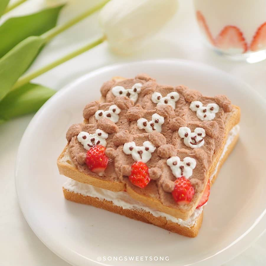 Song Sweet Songさんのインスタグラム写真 - (Song Sweet SongInstagram)「「ダッフィー」いちごサンド🍓〜 . . Strawberry Sandwiches 🍓topped with Duffy the Disney bear 🐻 Wave toast. For whipped cream recipes☁️, I use 150 g Fresh cream mix with 15 g of Sugar. Not too sweet ~ I love it 💕 And for Bear's color, add some nutella on whipped cream, mix well and Let's spread~~✨ 。 . คุณหมีดัฟฟี่คนดีคนเดิม🐻 รอบนี้มาในรูปแบบขนมปังไส้สตรอวเบอรี่โป๊ะครีมสดค่า🍓 ส่วนผสมของวิปครีม☁️ เราใช้ ครีมสด 150 กรัม + น้ำตาลทราย 15 กรัม ตีจนฟูววว แล้วแบ่งวิปครีมออกมาครึ่งนึง ใส่นูเทลล่าผสมให้เป็นสีน้ำตาล แล้วก็เริ่มปาดได้เลยค่าา . . Toast Art แบบอื่นๆที่เคยทำมา ดูได้ใน hashtag #songsweetsong_toast_art นี้นะค้า~ 🍞✨ 。 . และ ช่วงนี้อย่าลืมล้างมือให้สะอาดอยู่ตลอดเวลานะคะ ด้วยความห่วงใย จาก @cleansey.th ค่ะ 🤟 . . 。  #songsweetsong  #インスタ映え #냠냠 #맛스타그램 #먹스타그램 #รีวิวบางแสน #รีวิวชลบุรี #quarantinelife  #stayhome #คาเฟ่ชลบุรี #cafehoppingchonburi  #โควิด19เราต้องรอด #おうちカフェ #duffy #먹스타그램 #duffythedisneybear  #homecafe #disneyeats  #disneylife #disneyathome #disneyobsessed #disneycharacters #disneygram  #cutefood #disneyfood #songsweetsong_toast_art #wavetoast #웨이브토스트 #songsweetsong_wavetoast  #ウェーブトースト #トーストアート」4月26日 10時59分 - songsweetsong