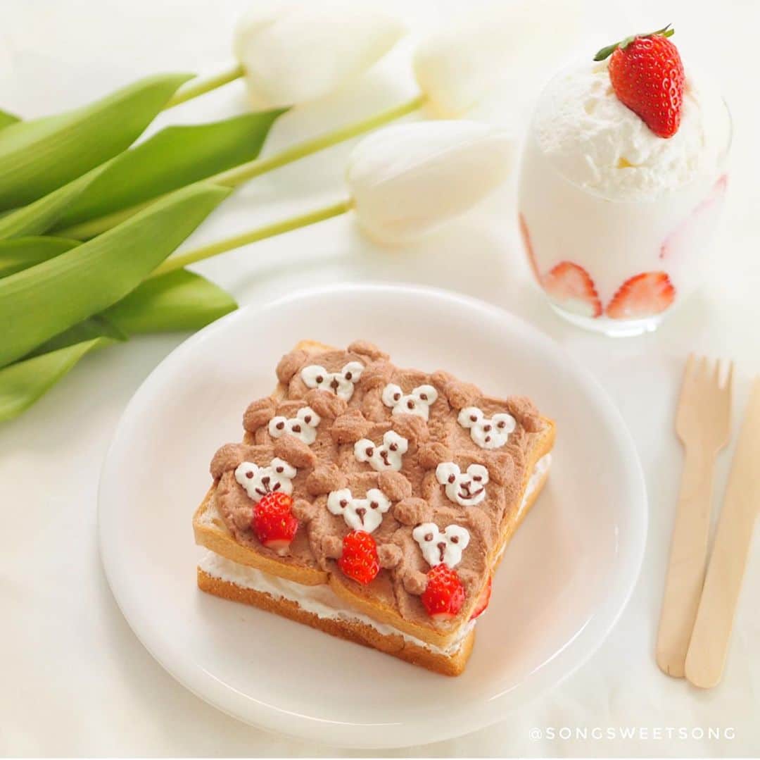 Song Sweet Songのインスタグラム：「「ダッフィー」いちごサンド🍓〜 . . Strawberry Sandwiches 🍓topped with Duffy the Disney bear 🐻 Wave toast. For whipped cream recipes☁️, I use 150 g Fresh cream mix with 15 g of Sugar. Not too sweet ~ I love it 💕 And for Bear's color, add some nutella on whipped cream, mix well and Let's spread~~✨ 。 . คุณหมีดัฟฟี่คนดีคนเดิม🐻 รอบนี้มาในรูปแบบขนมปังไส้สตรอวเบอรี่โป๊ะครีมสดค่า🍓 ส่วนผสมของวิปครีม☁️ เราใช้ ครีมสด 150 กรัม + น้ำตาลทราย 15 กรัม ตีจนฟูววว แล้วแบ่งวิปครีมออกมาครึ่งนึง ใส่นูเทลล่าผสมให้เป็นสีน้ำตาล แล้วก็เริ่มปาดได้เลยค่าา . . Toast Art แบบอื่นๆที่เคยทำมา ดูได้ใน hashtag #songsweetsong_toast_art นี้นะค้า~ 🍞✨ 。 . และ ช่วงนี้อย่าลืมล้างมือให้สะอาดอยู่ตลอดเวลานะคะ ด้วยความห่วงใย จาก @cleansey.th ค่ะ 🤟 . . 。  #songsweetsong  #インスタ映え #냠냠 #맛스타그램 #먹스타그램 #รีวิวบางแสน #รีวิวชลบุรี #quarantinelife  #stayhome #คาเฟ่ชลบุรี #cafehoppingchonburi  #โควิด19เราต้องรอด #おうちカフェ #duffy #먹스타그램 #duffythedisneybear  #homecafe #disneyeats  #disneylife #disneyathome #disneyobsessed #disneycharacters #disneygram  #cutefood #disneyfood #songsweetsong_toast_art #wavetoast #웨이브토스트 #songsweetsong_wavetoast  #ウェーブトースト #トーストアート」