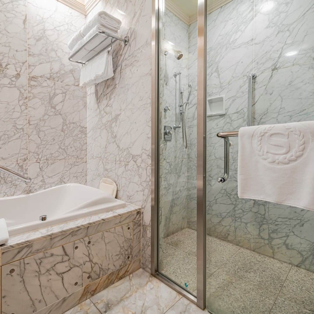 のインスタグラム：「大理石でできたお風呂で贅沢なバスタイムはいかがですか。  Bathroom-@sheratonyokohama  #横浜ベイシェラトン #横浜 #横浜駅 #横浜観光 #横浜ホテル #女子旅 #ホテル #旅行好き #ラグジュアリーホテル #リラックスタイム #スイートルーム #良い風呂の日 #贅沢な時間 #バスルーム #非日常空間 #大理石 #sheratonyokohama #yokohama #japantrip #sheraton #sheratonhotels #hotelgram #luxuryhotel #beautifulhotels #hotelroom #hotellife #bathroom #bathdesign #modernbathroom #showerdesign」