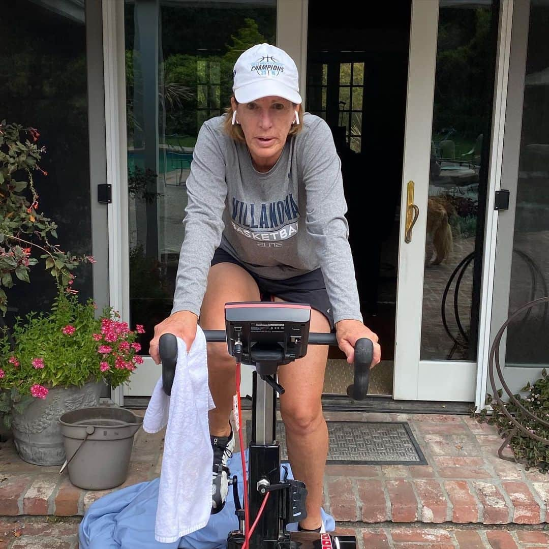 ジュリ・インクスターのインスタグラム：「Here we go rehab. Thanks @focusedtrainers for the bike loan . Can’t wait to get back at it .」