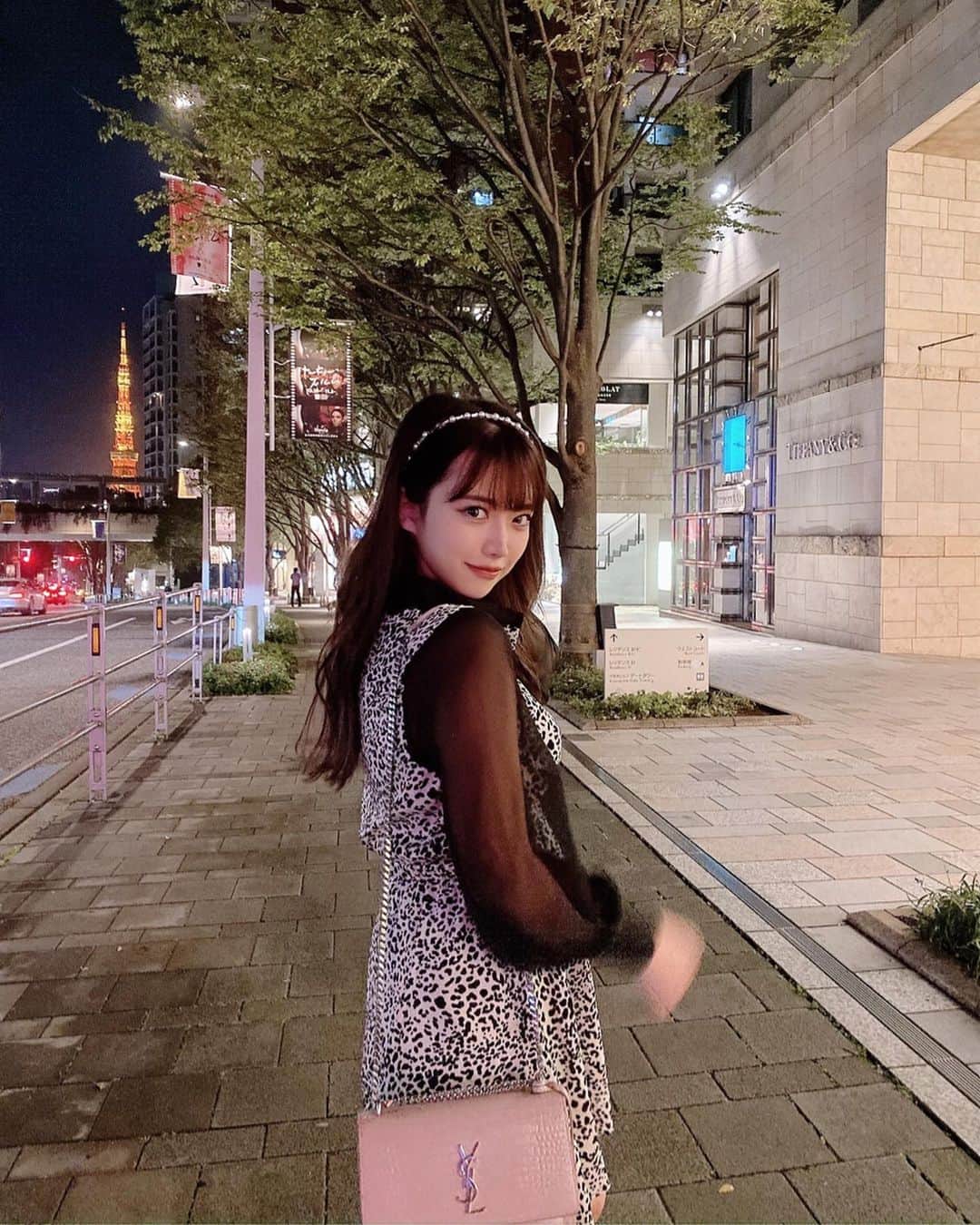 RIKAのインスタグラム：「髪を暗くするか思いきり明るくするかでスーパー悩んでる🧸見返すと、instaに黒髪の写真が少ない👩🏻🩰 ハイトーンのほうが珍しいのに。  これは、去年の秋の写真🦨✨🌙」