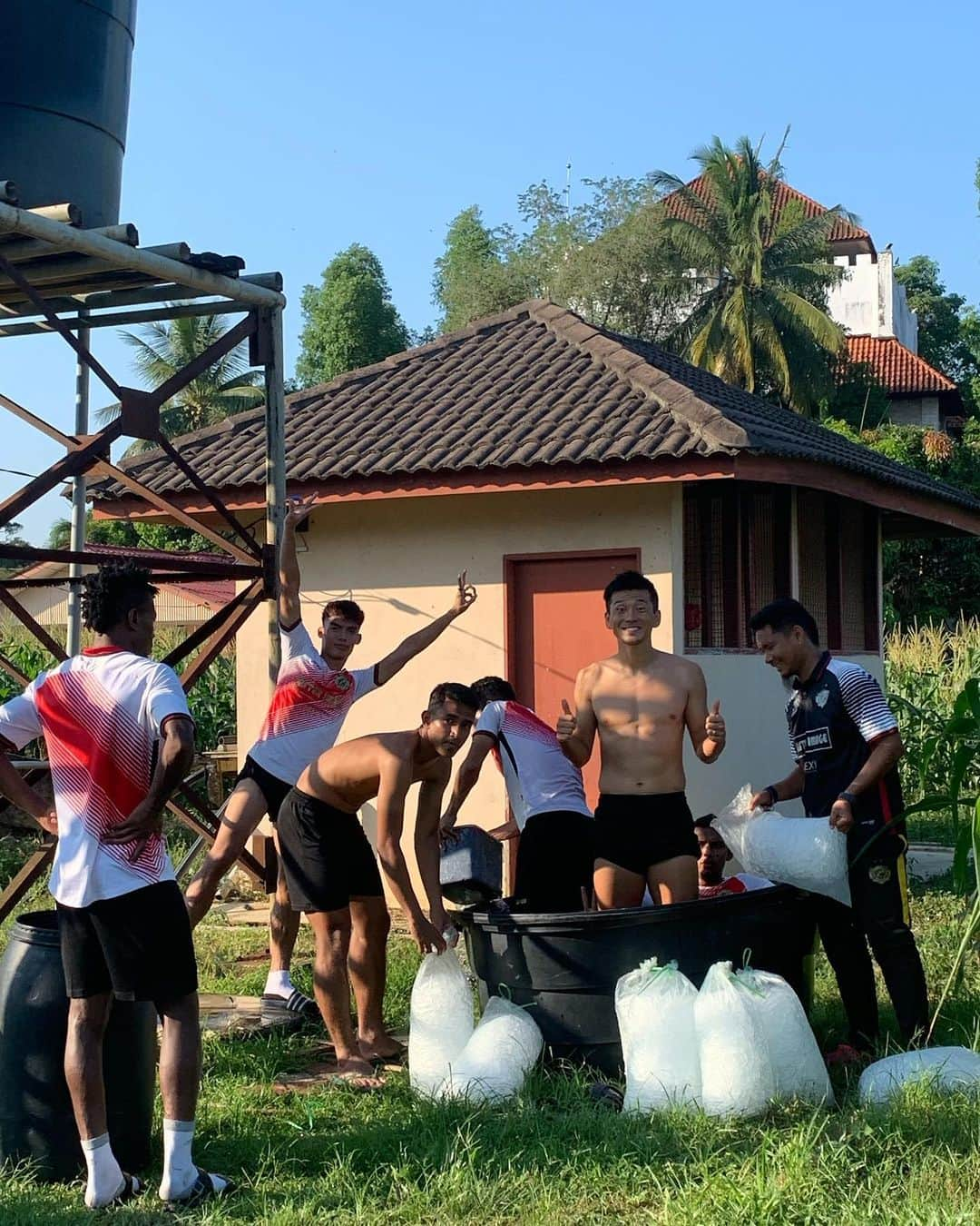 渡邉将基さんのインスタグラム写真 - (渡邉将基Instagram)「Lockdown🔐🇲🇾🌎 For 39 days 💪⚽️ #ramadan #ramadan2020 #kelantan #kelantanfa #kelantanfans #kotabharu #malaysia #malaysiafootball #enjoy #enjoyfootball #enjoylife #smile #stayathome #stayhome #staysafe #stayhealthy #stayfit #football #lockdown #tiktok #offside #teamoffside #offsideone #friends #friend #piace」4月26日 11時06分 - masakiwatanabe1202