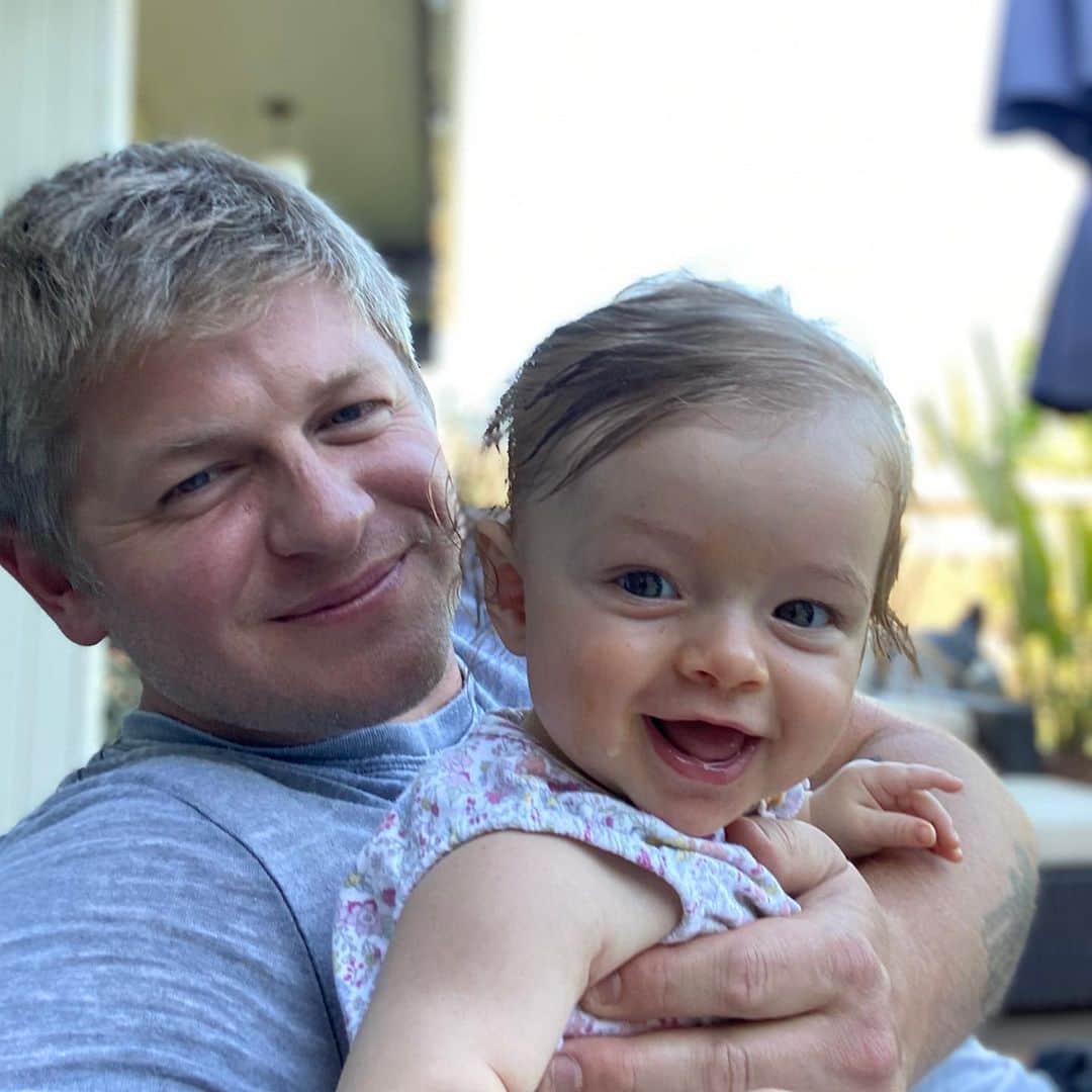 マイケル・グラント・テリーのインスタグラム：「Happy Saturday from Livy and Me. My helmet hair is looking gray... And I resemble the reporter from Batman who can’t use hygiene products.」