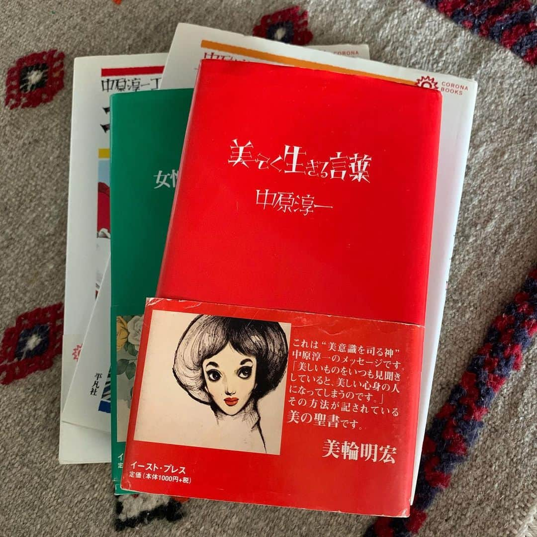 前田典子さんのインスタグラム写真 - (前田典子Instagram)「#ブックカバーチャレンジ  @iwaiyoshie ちゃんから バトンが回ってきました❣️ 私が紹介する本は #中原淳一 さんの #美しくなる言葉  中原淳一さんが大好きで❤️ 何冊も持っています この #エッセイ集　は 何度も読み返し 心が洗われます 美のエッセンスと 人生のエッセンスが たくさん詰まってます✨ #人生を美しく生きる #女らしさ　とは #私の美のバイブル　です✨ #心から美しくなれる #大和撫子　🌸  ブックカバーチャレンジのバトンは本好きな #myhasband  @hibinoya へ　よろぴく❣️」4月26日 11時11分 - maenorichang