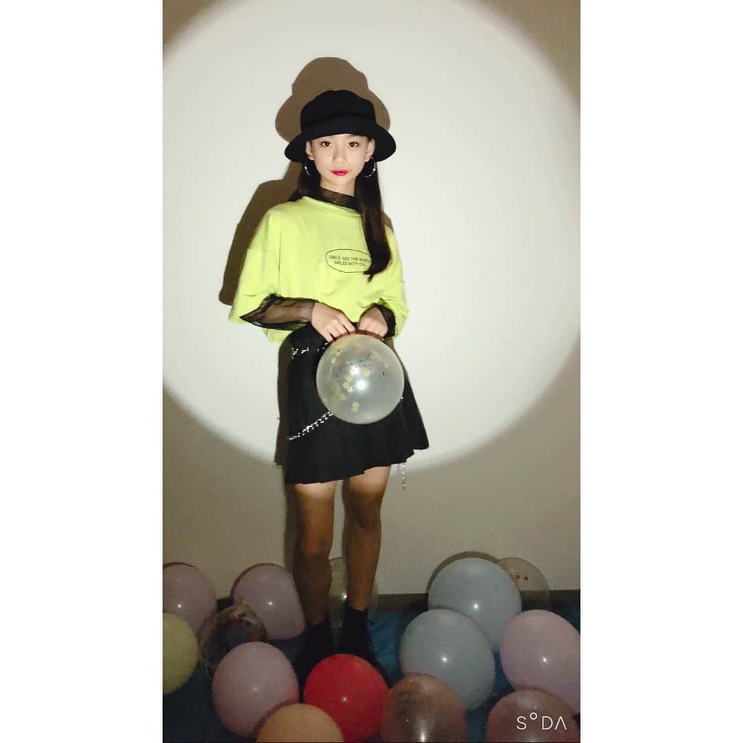 ニコ☆プチのインスタグラム：「👗✨👠👒💎﻿ ﻿ ﻿ ﻿ 今回は、2つのコーデを組んでみたよ⭐️﻿ ﻿ 1つ目は、今ハマってるピープスコーデに挑戦！﻿ トップス、スカートともに『WEGO』だよー😳﻿ ﻿ *:..｡oƒ *:..｡oƒ *:..｡oƒ *:..｡oƒ *:..｡oƒ﻿ ﻿ 2つ目は、大好きな大人ガーリーコーデをしてみたよ☺️﻿ トップスは『リッカリッカ』で、『メゾ ピアノ ジュニア』のスカートにチュールをまいて大人っぽくまとめたよ(o´罒`o)﻿ お家にあるものを使って工夫して撮影してみたよ！めっちゃ楽しかった。みんなも色んなコーデにチャレンジしてみてね🤗﻿ ﻿ ﻿ レイヨより♡﻿ ﻿ ﻿ ﻿ #ネットプチコレ﻿ #おうちでファッションショー﻿ #ニコプチ﻿ #松本麗世」