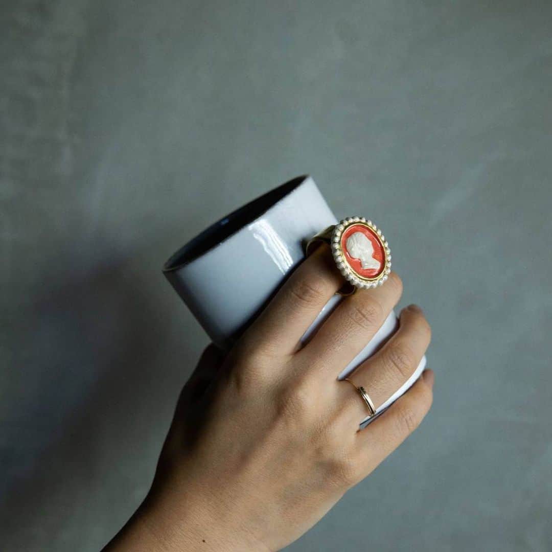 オルネ ド フォイユさんのインスタグラム写真 - (オルネ ド フォイユInstagram)「【宝物のようなカラフルでユニークな“指輪カップ” 】﻿ ﻿ フランス人アーティスト、セレーナ・キャロンヌとコラボレーションしたリングカップをご紹介します。﻿ ﻿ 元々セレーナ・キャロンヌが娘のためにデザインした指輪をモチーフに、取っ手のようにつけたカップです。﻿ ﻿ おとぎ話の宝物のようなカラフルでユニークな指輪が、白いシンプルなカップから飛び出す不思議な佇まいもさることながら、リングに指を通してカップを持つと指輪をしているように見える、だまし絵のような仕掛けにもくすりとさせられます。﻿ ﻿ 遊び心のある小さなアート作品をぜひお楽しみください。﻿ ﻿ ﻿ そのままギフトにもできるアスティエのオリジナルボックス付きで、特別感のある仕様となっています。﻿ ﻿ ﻿ ●Astier de Villatte はWEBショップにてお取り扱いしております。﻿ ﻿ .——————————————— ﻿ ◯WEBショップに関するお問い合わせ◯﻿ オルネ ド フォイユWEBショップ﻿ TEL：03-6876-7832　﻿ （午前10時～午後6時／土日祝定休）﻿ e-mail：order@orne.co.jp﻿ ﻿ ﻿ #serenacarone #astierdevillatte #アスティエドゥヴィラット #アスティエドヴィラット #アスティエ #ギフト #白いうつわ #うつわ #食器 #陶器 #キッチンアイテム #心地よい暮らし #海外インテリア #暮らしの道具 #インテリア雑貨 #シンプルデザイン #インテリア #暮らしを楽しむ #ていねいな暮らし #暮らし #住まい #インテリア #livstagrammer #ornedefeuilles #オルネドフォイユ」4月26日 11時15分 - ornedefeuilles