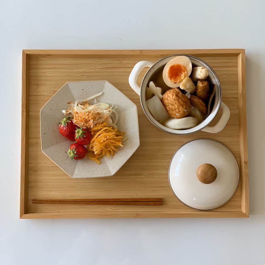 斎藤なりのインスタグラム：「#stayhome でおでんがとてもおすすめ🇯🇵 . 一度に沢山作って次の日も食べれるし お野菜もたっぷり、身体も温められる！ 出汁だけ丁寧に取って煮込めば あとは具材たちが自然に美味しくしてくる🥬 . そして今回わたしが一番やりたかったのは… 「おでんのジャガイモでポテトサラダ作り！」 . 出汁を含んだしもしみジャガイモ お昼に和風ポテサラを作ろうと思ってます💮 楽しみ〜(；ω；) #となりの食卓　#料理好きな人と繋がりたい #料理友達募集中　#朝ごはん #朝ごはんの記録 #おうちあさごはん #おうちごはん #あさごはん #いえごはん #家ごはん #朝食 #iegohanphoto #フーディーテーブル #和食 #和食朝ごはん #和食ごはん #豊かな食卓 #朝時間 #私のおいしい写真 #丁寧な暮らし #私のおいしい写真 #iPhone写真 #料理 #料理写真 #wp_deli_japan #mycook365 #てづくりごはん365 #キッチングラム #おうちごはんlover #タベリー」