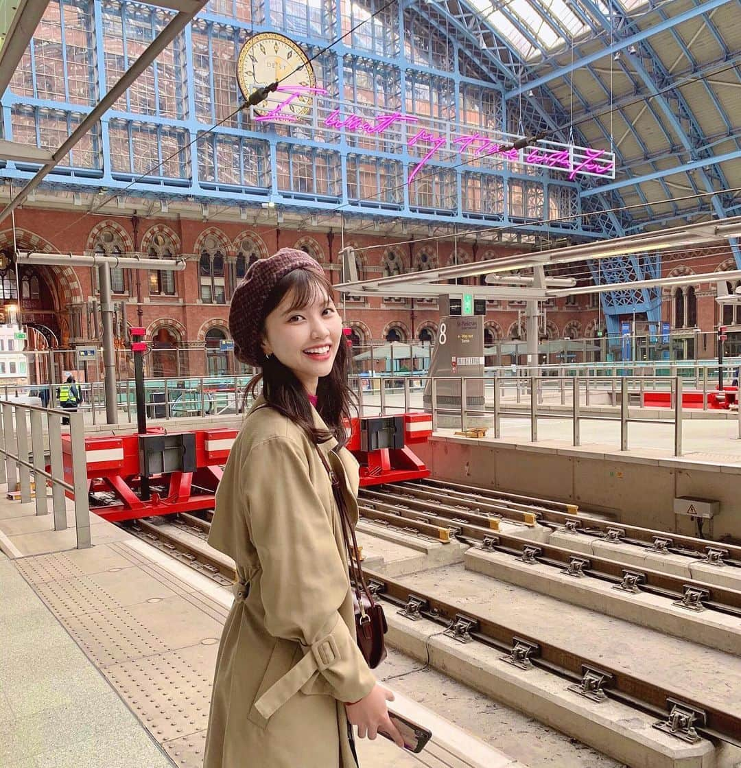 足立沙織さんのインスタグラム写真 - (足立沙織Instagram)「. . . ロンドンの駅にて🇬🇧 . パリに移動するときに乗ったんだけど 乗り場が素敵すぎて🥺！ この駅の外観も好きだったな〜 . . . . . . . . . .  #london#unitedkingdom#londontrip#stpancras#stpancrasinternational#londonfashion#genic_travel#genic_trip#amerivintage#tabijyo#london🇬🇧#unitedkingdom🇬🇧#saori__trip」4月26日 11時49分 - sao_ri_17