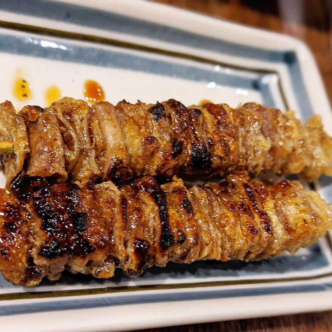 大見さなえさんのインスタグラム写真 - (大見さなえInstagram)「とろける丸腸🥺💓﻿ 三田『炭火串焼バリうま博多編』﻿ (外出自粛前訪問)﻿ ﻿ 丸腸は外側ぱりっと焼いてあって、﻿ 中の脂身は名前通りとろけた😍これはビールにあう🤤🍺﻿ ﻿ 博多名物のとりかわは、鶏皮串は特有の柔らか食感がありつつも﻿ 外側はぱりっと香ばしい😋✨﻿ しかも1本80円とお手軽！！✨﻿ ﻿ 賑やかな店内で気軽に通いやすいお店😋﻿ ﻿ #鶏皮 #鳥皮 #博多料理 #福岡名物 #とりかわ﻿ #めぐログ_三田 #三田グルメ #pixelで撮影 #山芋鉄板 #とり皮﻿ #とろける丸腸 #丸腸 #串 #焼鳥 #やきとり」4月26日 11時59分 - tabe_megumi