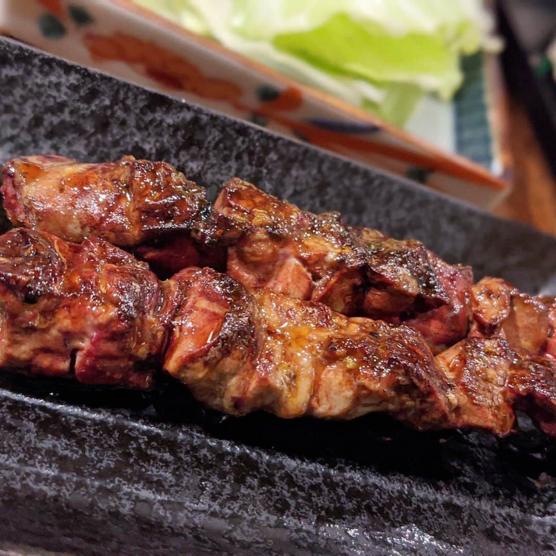 大見さなえさんのインスタグラム写真 - (大見さなえInstagram)「とろける丸腸🥺💓﻿ 三田『炭火串焼バリうま博多編』﻿ (外出自粛前訪問)﻿ ﻿ 丸腸は外側ぱりっと焼いてあって、﻿ 中の脂身は名前通りとろけた😍これはビールにあう🤤🍺﻿ ﻿ 博多名物のとりかわは、鶏皮串は特有の柔らか食感がありつつも﻿ 外側はぱりっと香ばしい😋✨﻿ しかも1本80円とお手軽！！✨﻿ ﻿ 賑やかな店内で気軽に通いやすいお店😋﻿ ﻿ #鶏皮 #鳥皮 #博多料理 #福岡名物 #とりかわ﻿ #めぐログ_三田 #三田グルメ #pixelで撮影 #山芋鉄板 #とり皮﻿ #とろける丸腸 #丸腸 #串 #焼鳥 #やきとり」4月26日 11時59分 - tabe_megumi