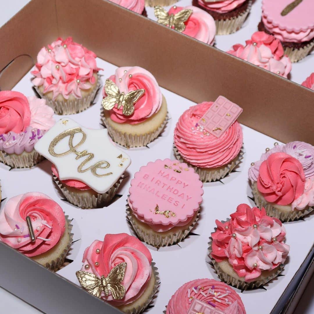 Lira Mercerさんのインスタグラム写真 - (Lira MercerInstagram)「Thanks to Everyone who was apart of K’s special day !! 💕💕 @balloonswow  Cupcakes: @sugarstoneco  K’s Cake: @arehelycakes  K’s Outfit: @jurrialc」4月26日 12時00分 - lira_galore